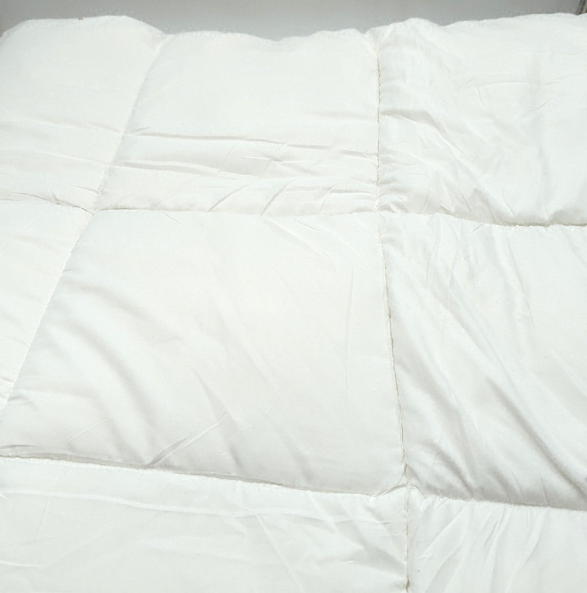 Amazon Basics Bettdecke Ganzjahr 200x200 cm 300 GSM Hypoallergene Steppdecke