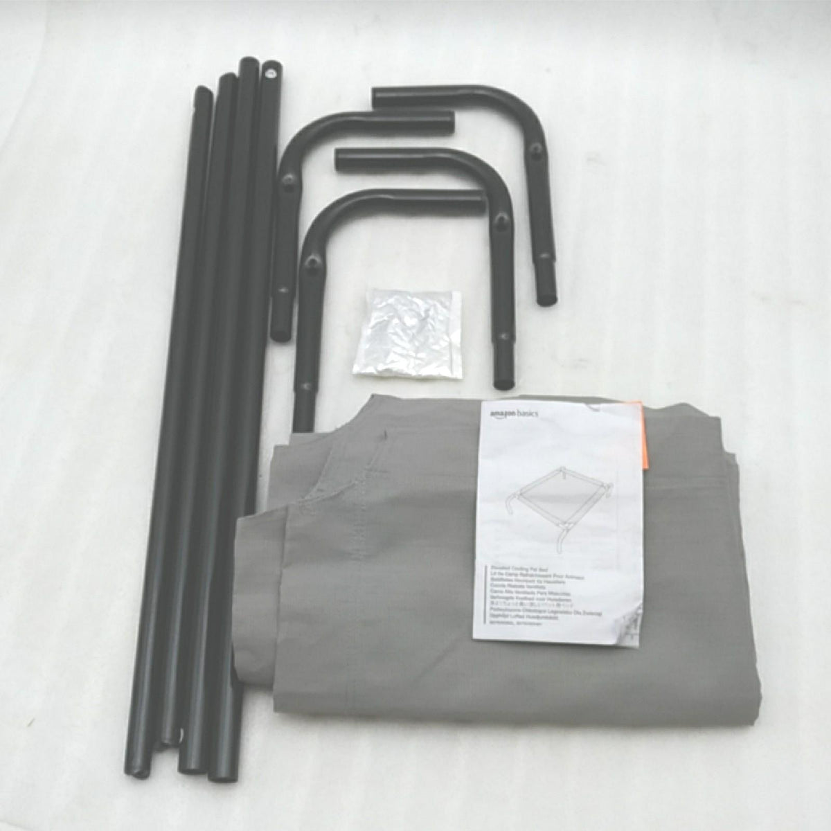 Amazon Basics Hochbett für Haustiere aus erfrischendem Stoff grau Größe L 130 x 80 x 19 cm