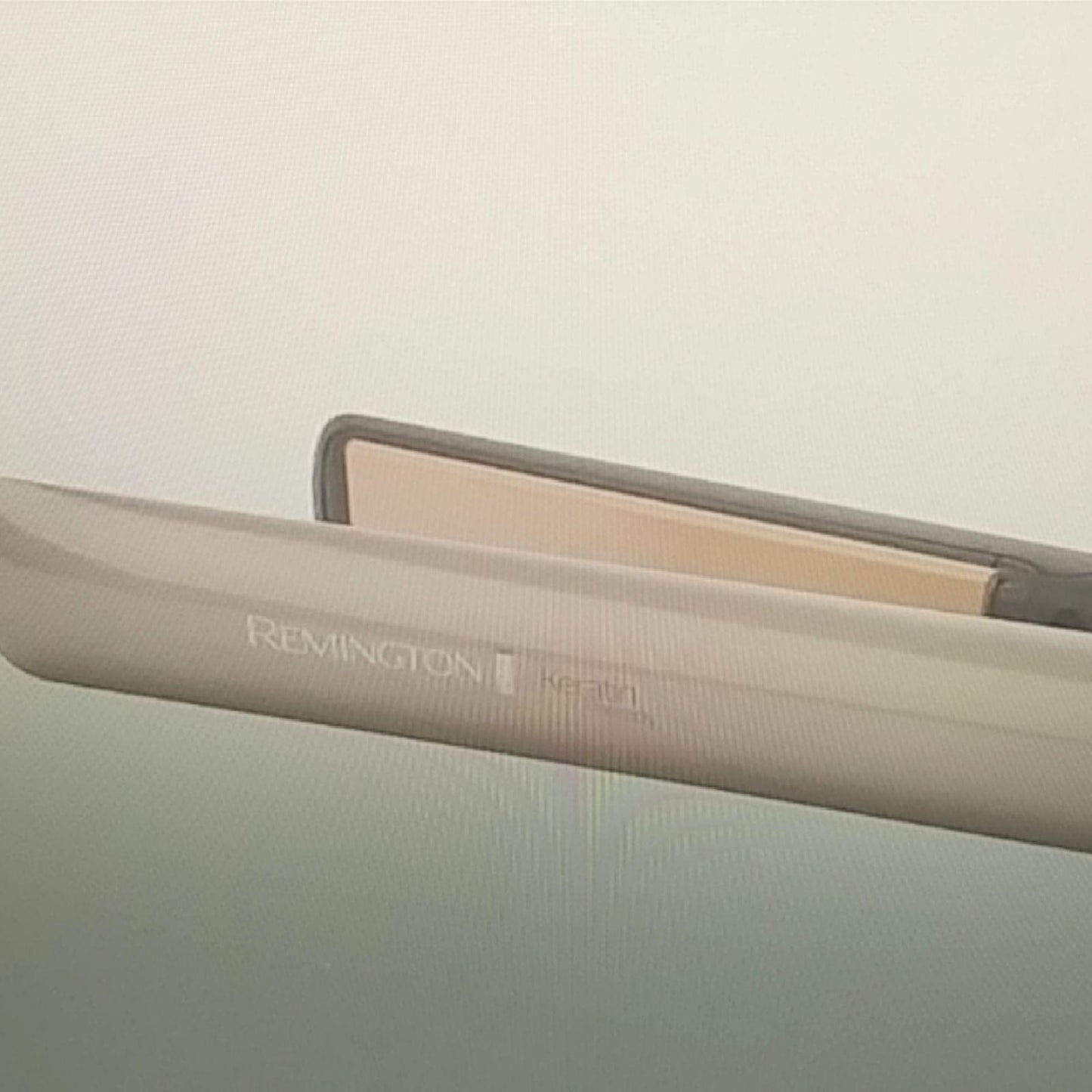 Remington Glätteisen Profi [Hitzeschutzsensor um Haarschäden zu verringern] Keratin Protect (hochwertige Keratin-Keramikbeschichtung mit Mandelöl) Digitales Display, 160-230°C, Haarglätter S8593