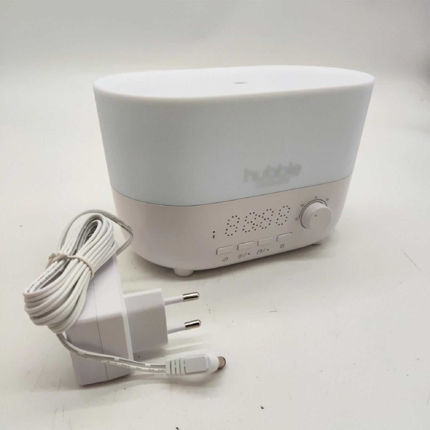 Hubble Connected Mist 5-in-1 Smart-Luftbefeuchter für Babys mit Aroma-Diffusor, Bluetooth-Lautsprecher, 7-farbiger Nachtlichtfunktion, LED-Digitaluhr, 10 Stunden Batterielaufzeit und Smartphone-App