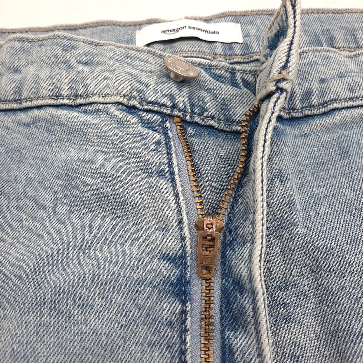 Amazon Essentials PANTS Herren Jeans Slim Fit Hell Eis 42W 28L mit Fleck am linken Bein