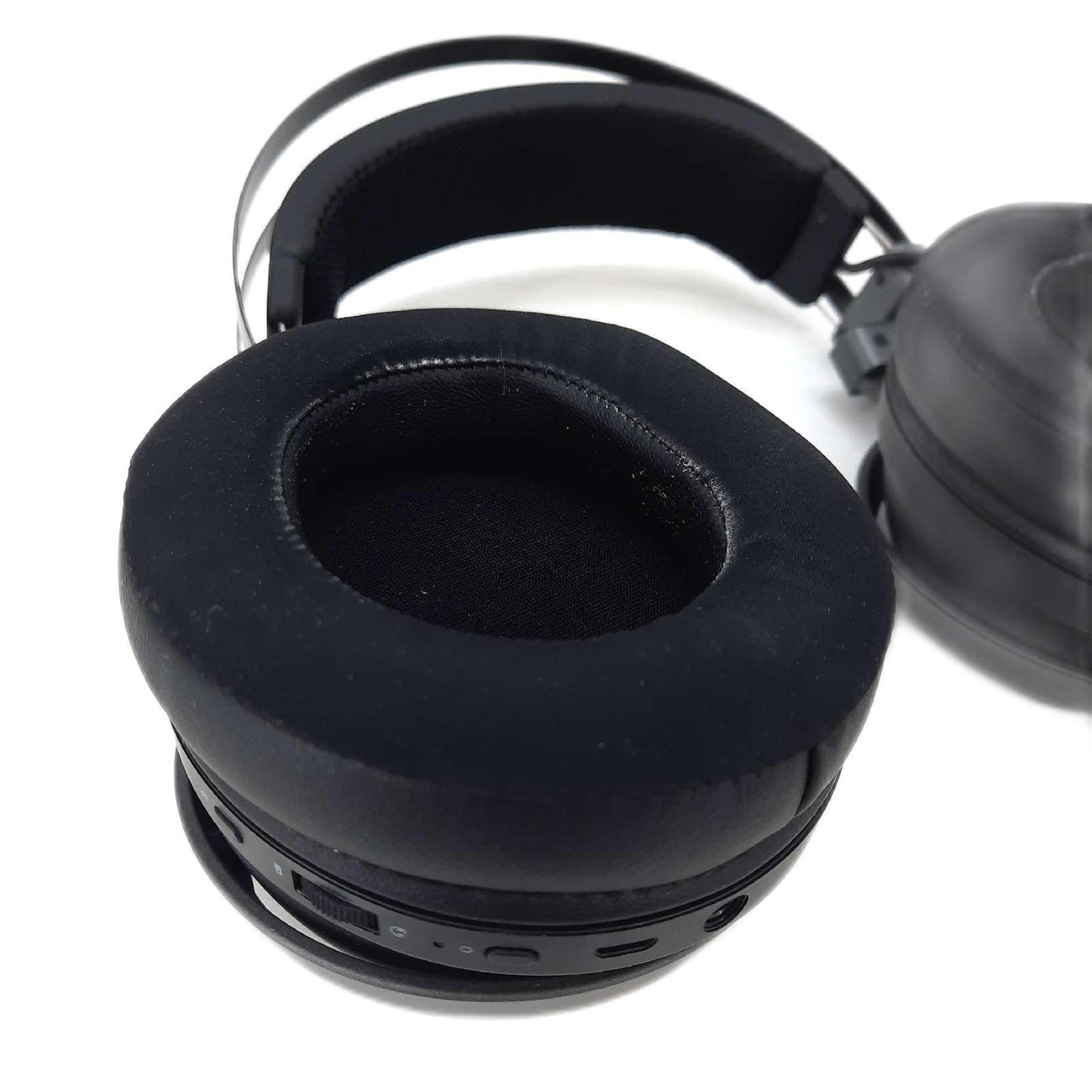 Razer Nari Ultimate Gaming-Headset THX räumliches Audio Kühl Gel infundierter Tragekomfort.