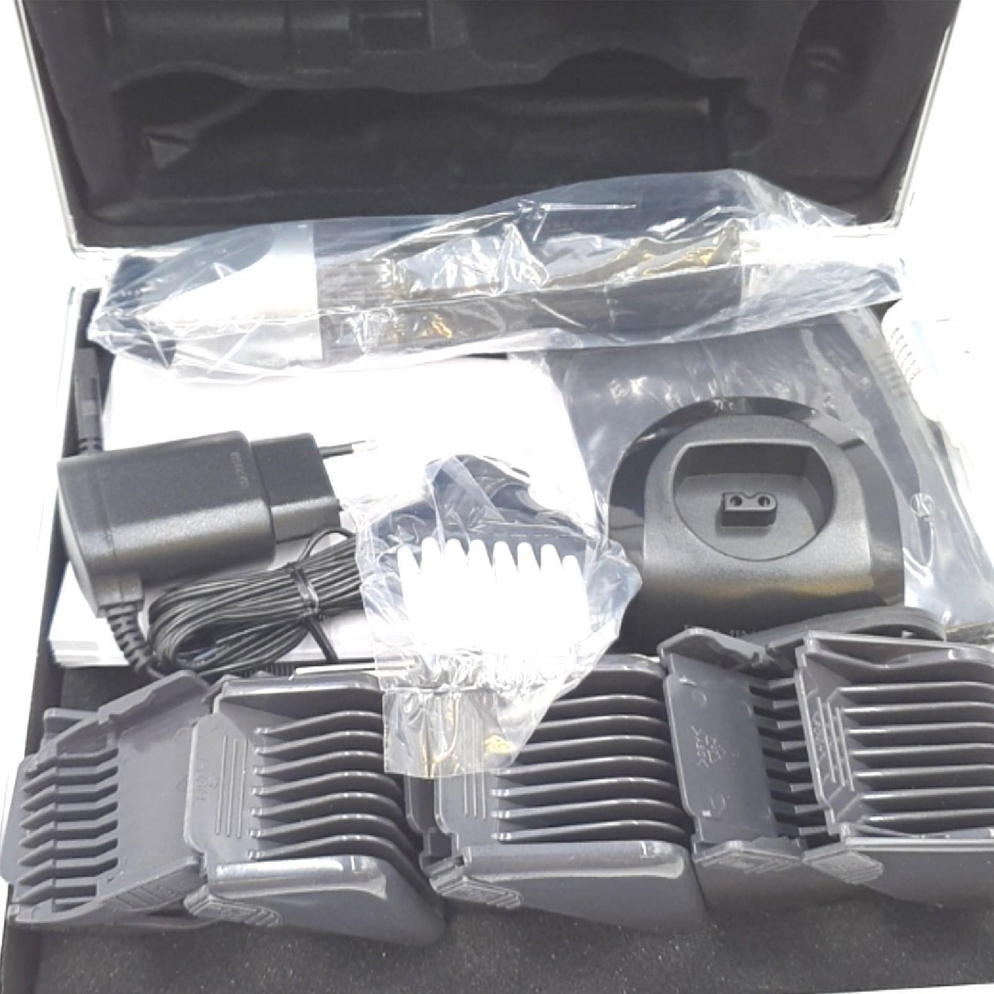 Remington Haarschneidemaschine Profi [selbstschärf. Keramik Klingen/0,8-40mm/Präzisionseinstellung] Haarschneider Set (10 Aufsteckkämme, Netz-/Akkubetrieb, Lithium, Alukoffer, Friseurumhang) HC5811