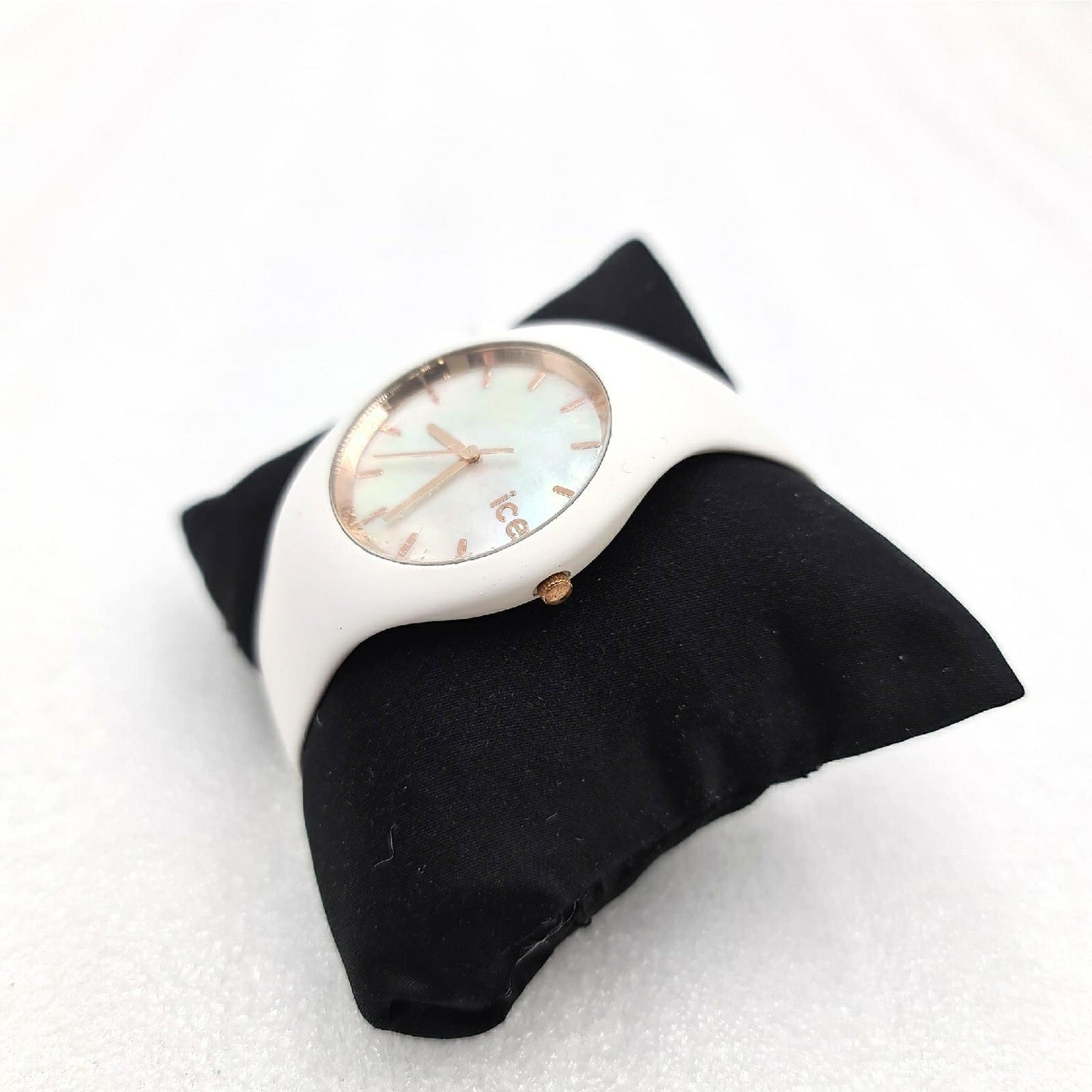 IWatch - ICE pearl White - Weiße Damenuhr mit Silikonarmband - 016936 (Medium)