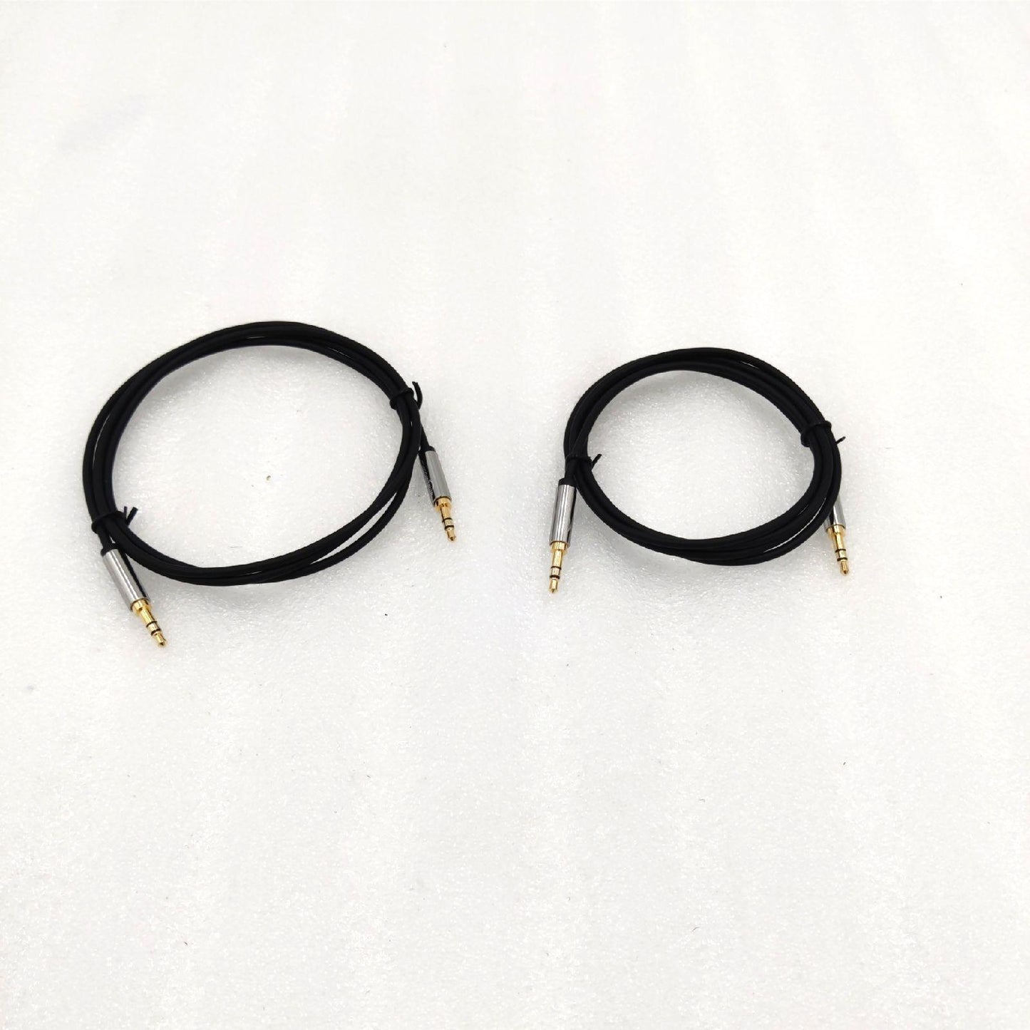 Amazon Basics Auxiliary Kabel 3,5 mm Klinkenstecker auf 3,5 mm Klinkenstecker 1.2 m 2er Pack Schwarz Premium