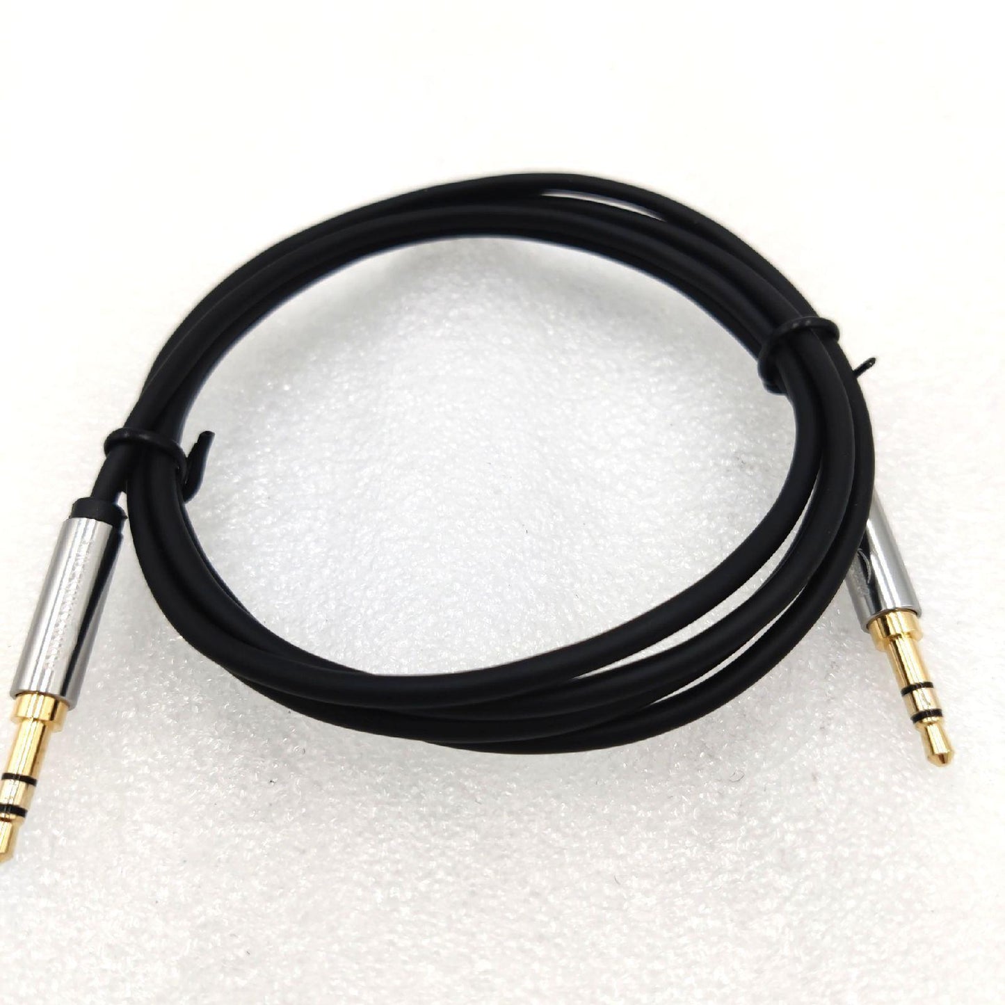 Amazon Basics Auxiliary Kabel 3,5 mm Klinkenstecker auf 3,5 mm Klinkenstecker 1.2 m 2er Pack Schwarz Premium