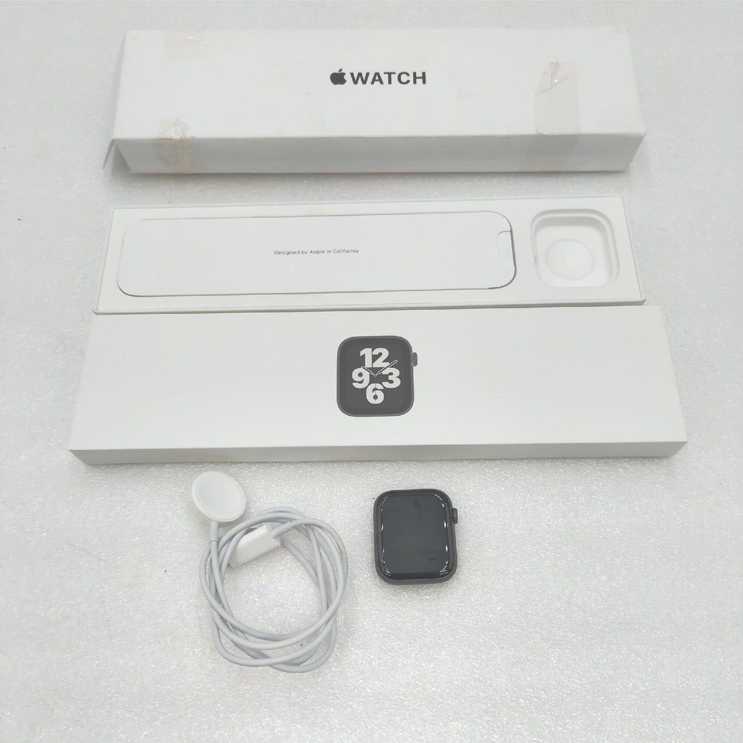 Apple Watch SE (1. Generation) (GPS, 44 mm) Smartwatch – Gehäuse aus Aluminium, spaltgrau, Sportarmband Mitternachtsarmband – regelmäßig. Überwachung von Fitness und Aktivität