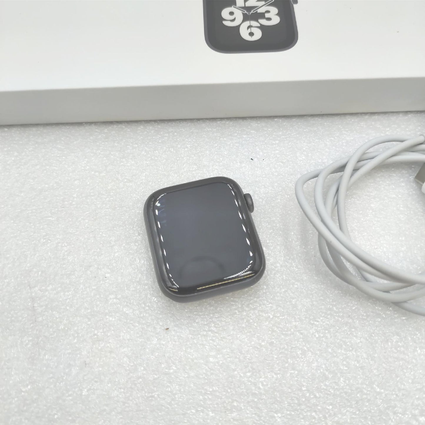 Apple Watch SE (1. Generation) (GPS, 44 mm) Smartwatch – Gehäuse aus Aluminium, spaltgrau, Sportarmband Mitternachtsarmband – regelmäßig. Überwachung von Fitness und Aktivität