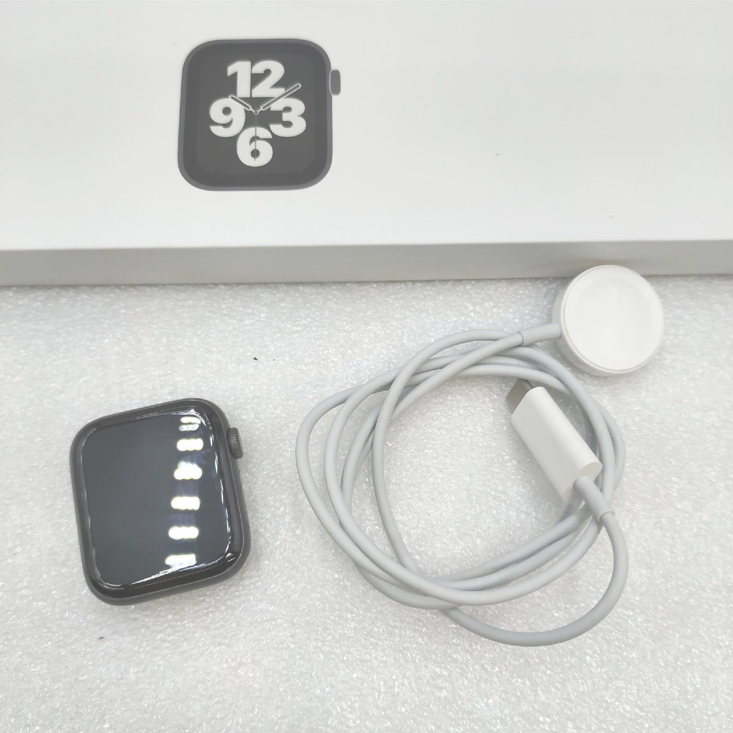 Apple Watch SE (1. Generation) (GPS, 44 mm) Smartwatch – Gehäuse aus Aluminium, spaltgrau, Sportarmband Mitternachtsarmband – regelmäßig. Überwachung von Fitness und Aktivität