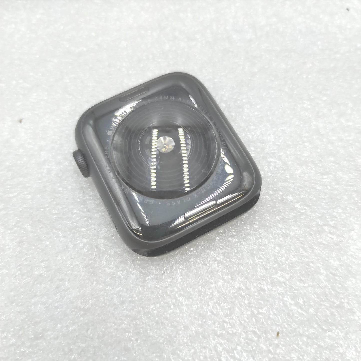 Apple Watch SE (1. Generation) (GPS, 44 mm) Smartwatch – Gehäuse aus Aluminium, spaltgrau, Sportarmband Mitternachtsarmband – regelmäßig. Überwachung von Fitness und Aktivität