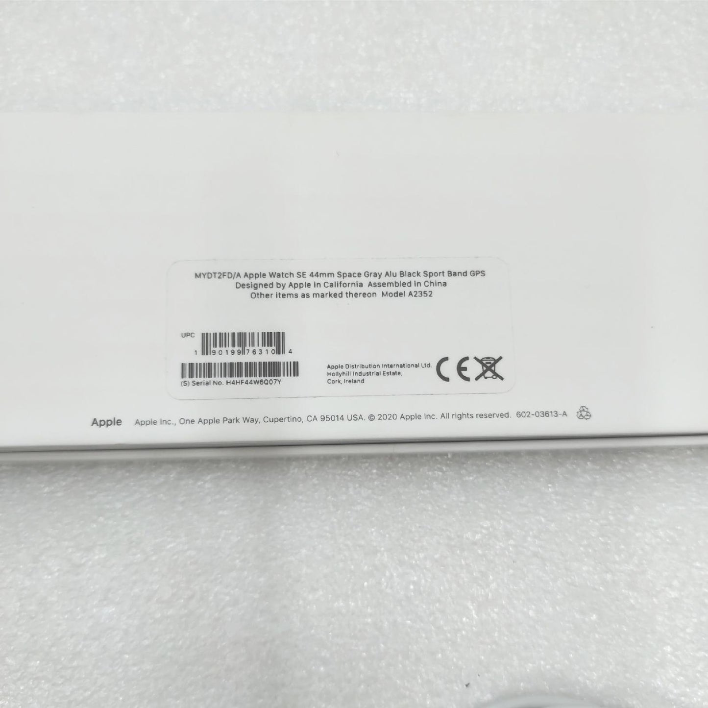 Apple Watch SE (1. Generation) (GPS, 44 mm) Smartwatch – Gehäuse aus Aluminium, spaltgrau, Sportarmband Mitternachtsarmband – regelmäßig. Überwachung von Fitness und Aktivität