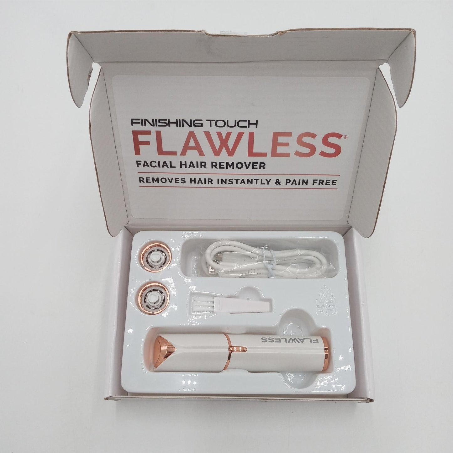Finishing Touch Flawless Face, Wiederaufladbarer Damenrasierer mit hypoallergenem Scherkopf, inkl. 2 Ersatzaufsätzen, Weiß