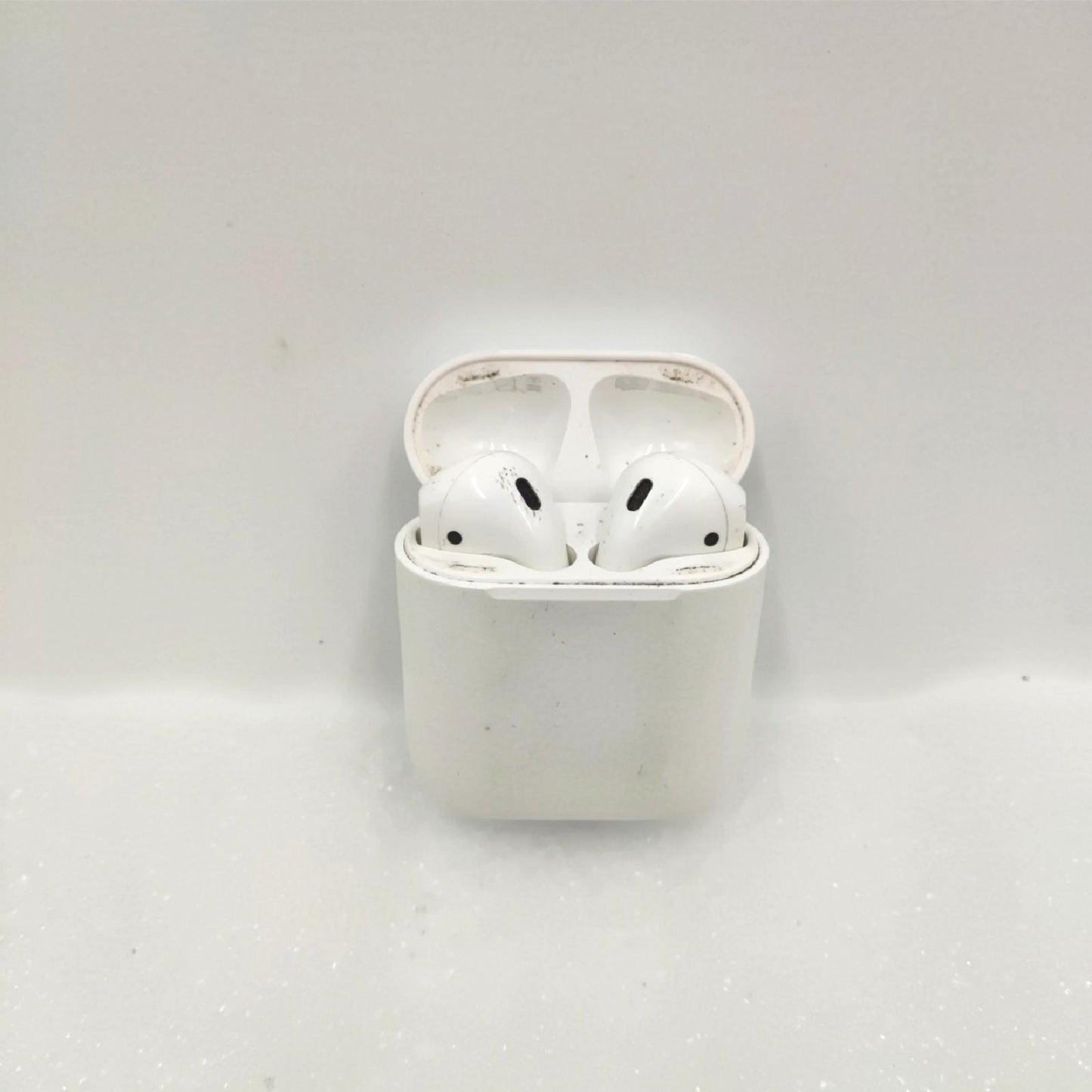 Apple AirPods mit kabelgebundenem Ladecase 2 Generation defekt siehe Bilder