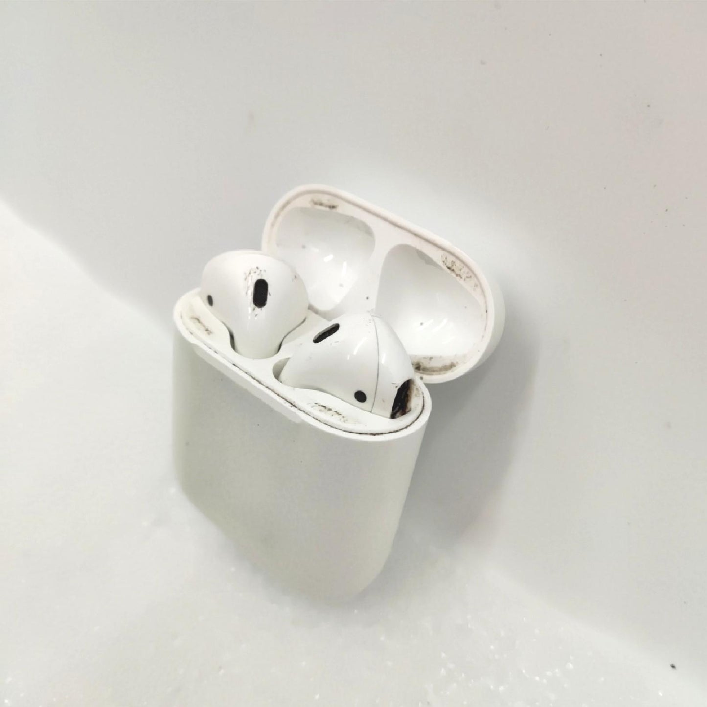 Apple AirPods mit kabelgebundenem Ladecase 2 Generation defekt siehe Bilder
