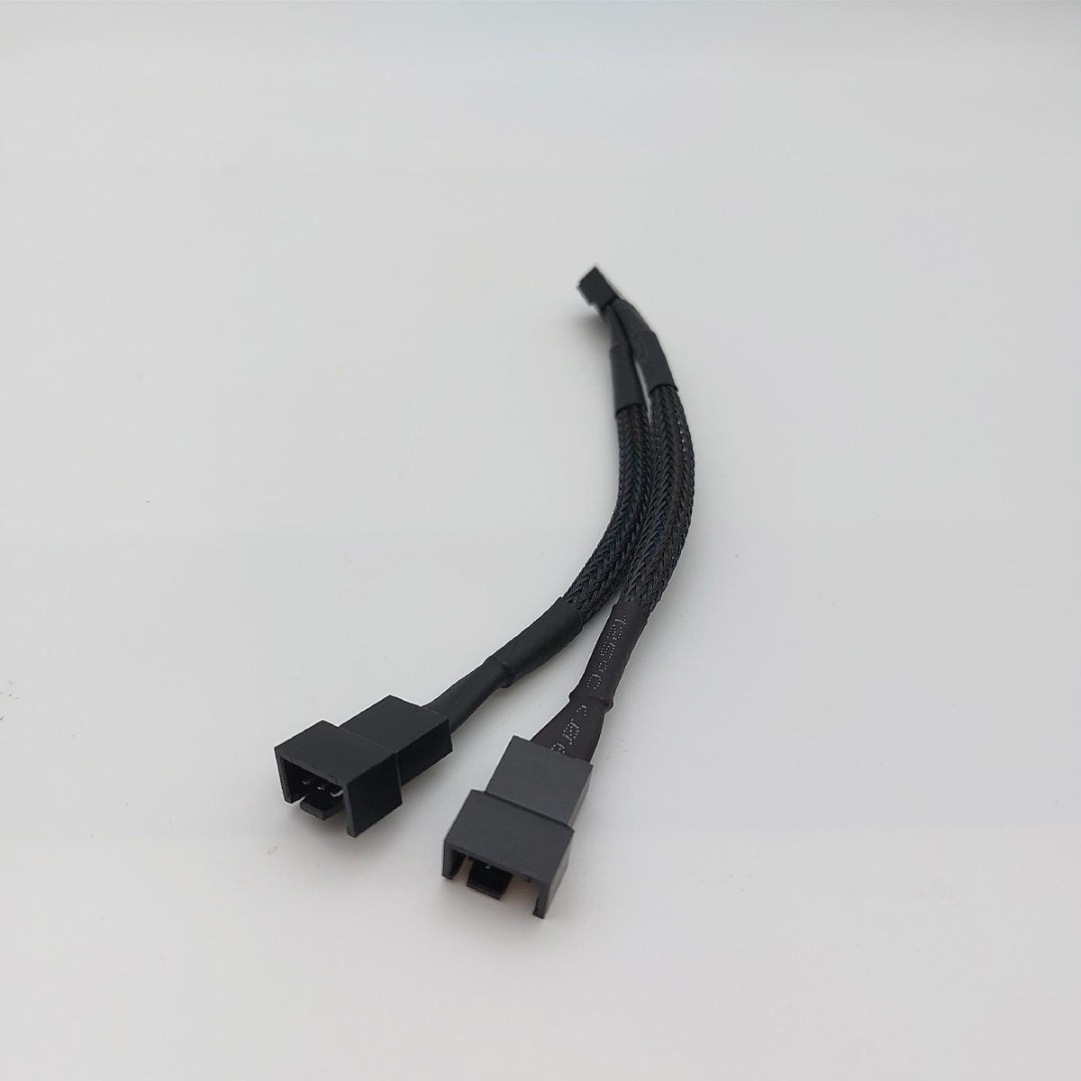 InLine 33328Y Y-Kabel für Lüfter PWM  4pol Molex 1 Stecker / 2 Buchse  0 15m  schwarz