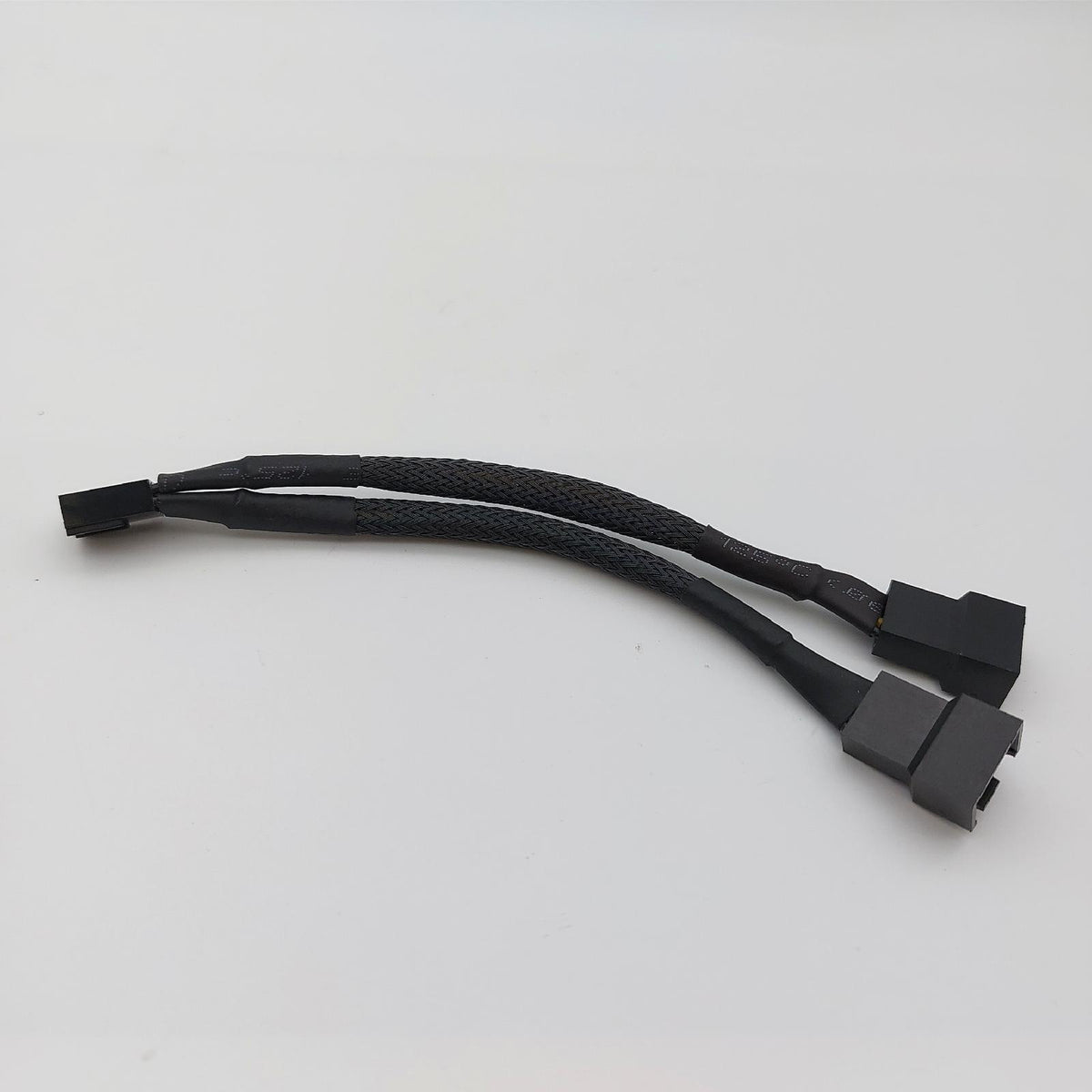 InLine 33328Y Y-Kabel für Lüfter PWM  4pol Molex 1 Stecker / 2 Buchse  0 15m  schwarz