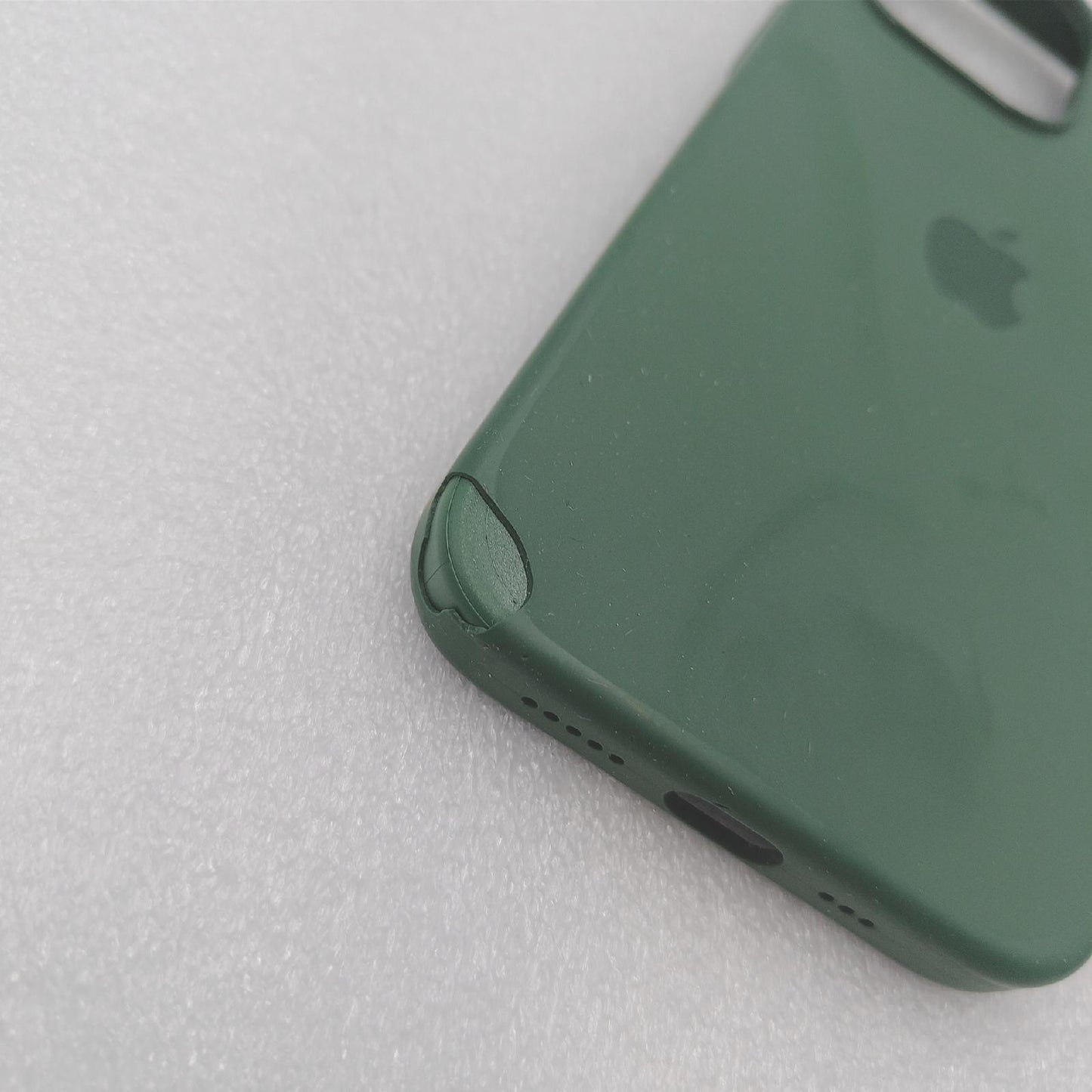 Apple Silikon Case MagSafe iPhone 13 Pro Klee Kanten beschädigt