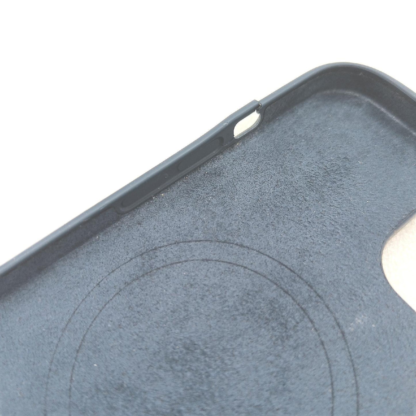 Apple iPhone 14 Silikon Case MagSafe Sturmblau Huelle leicht beschaedigt