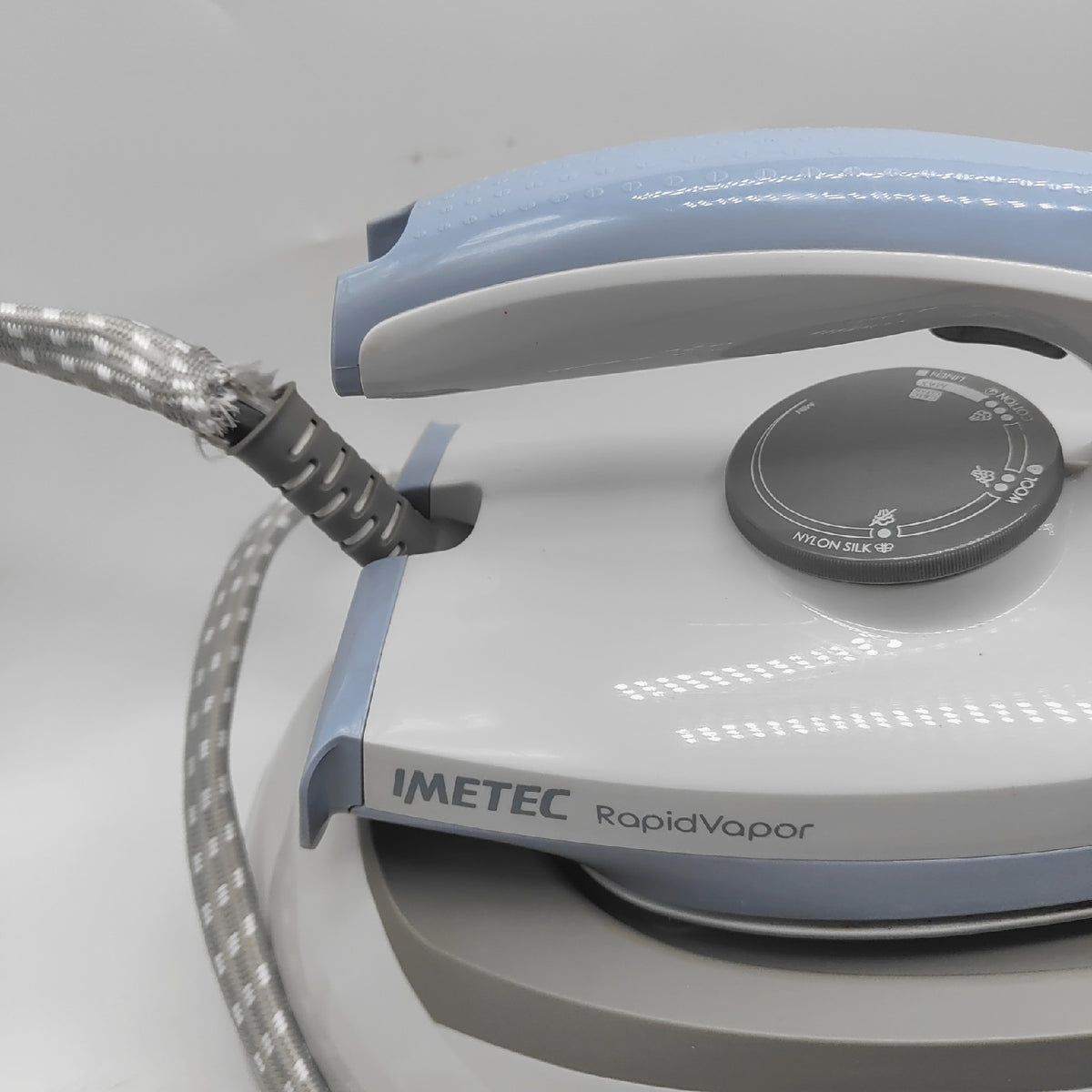 Imetec Rapid Vapor  Dampfbügelstation  Keramikplatte  leicht  Calc-Clean-Reinigungssystem  240 g Dampfstoß  2400 W  5-Bar-Pumpe  9033