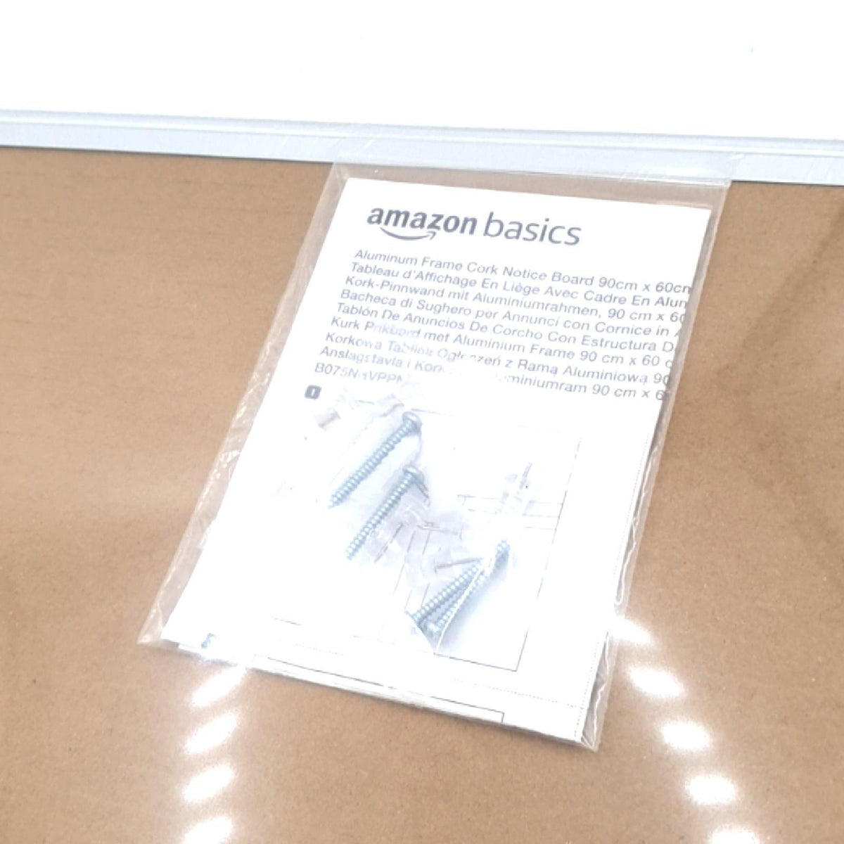 Amazon Basics Notizbrett aus Kork Aluminumrahmen 90 x 60 cm Message Boards & (29,95)