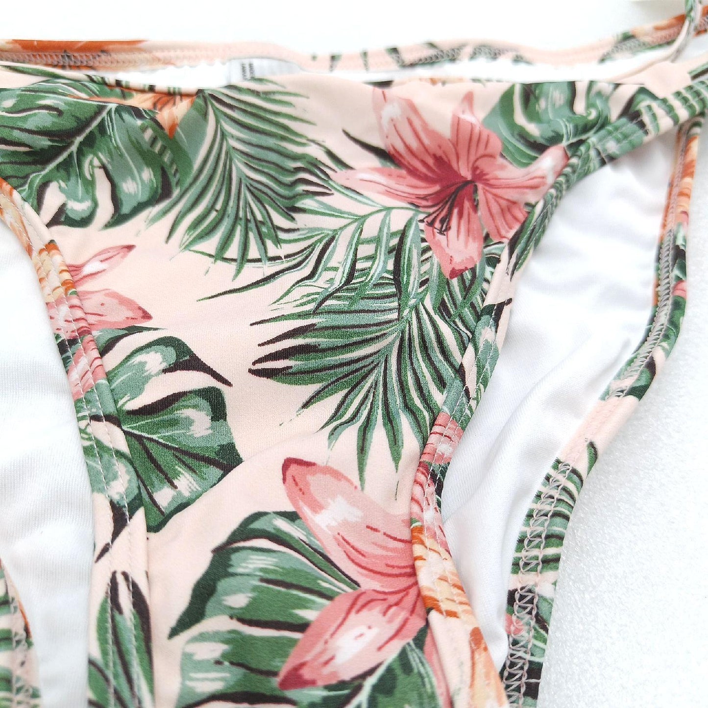 Iris Lilly Damen Hipster Bikinihose Bademode Blassrosa Tropische Blumen Sommerstyle