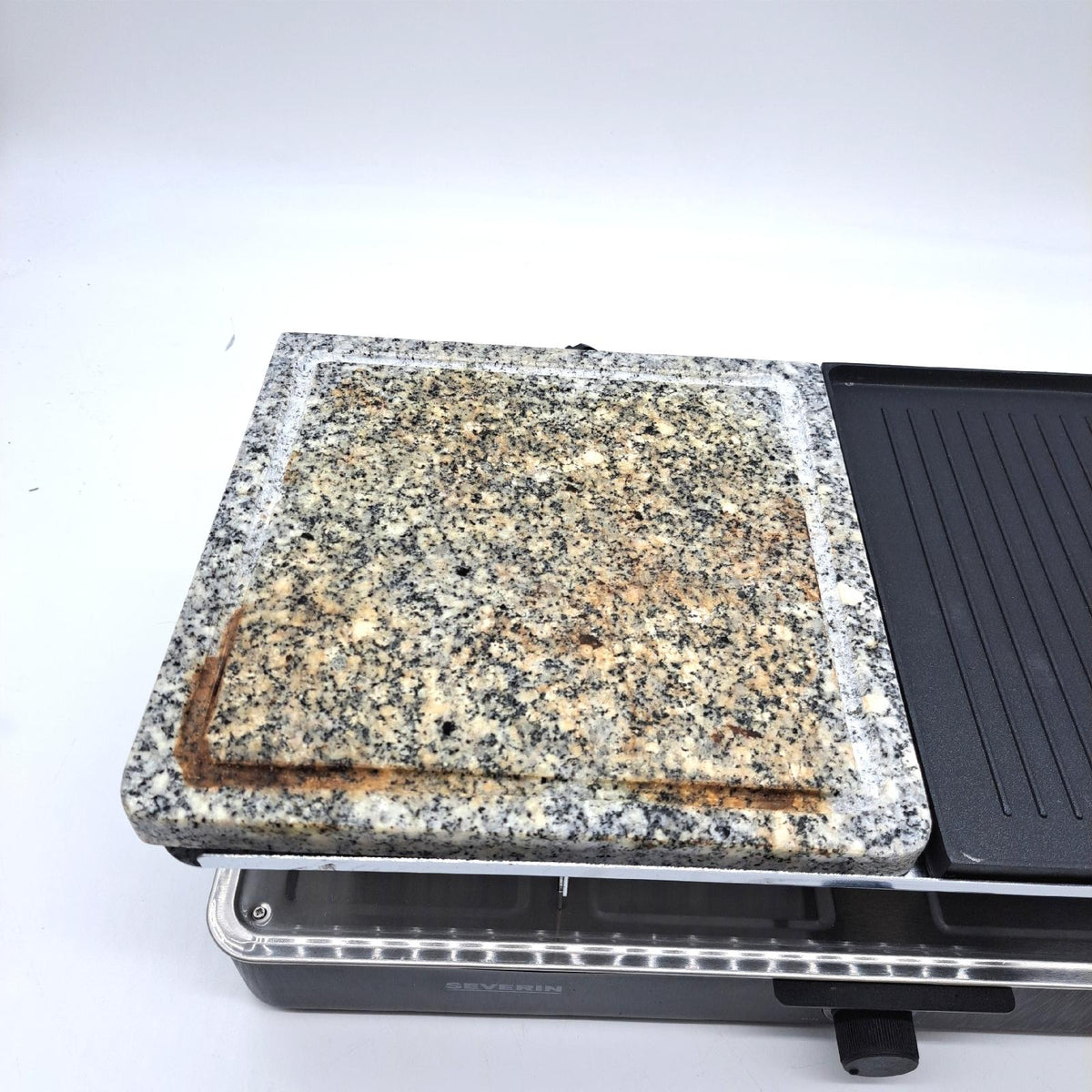 SEVERIN Raclette-Grill mit Naturgrillstein und Grillplatte  Raclette mit antihaftbeschichteter Grillplatte und 8 Pfännchen  Tischgrill für 8 Personen  max. 1300 W  schwarz  RG 2371