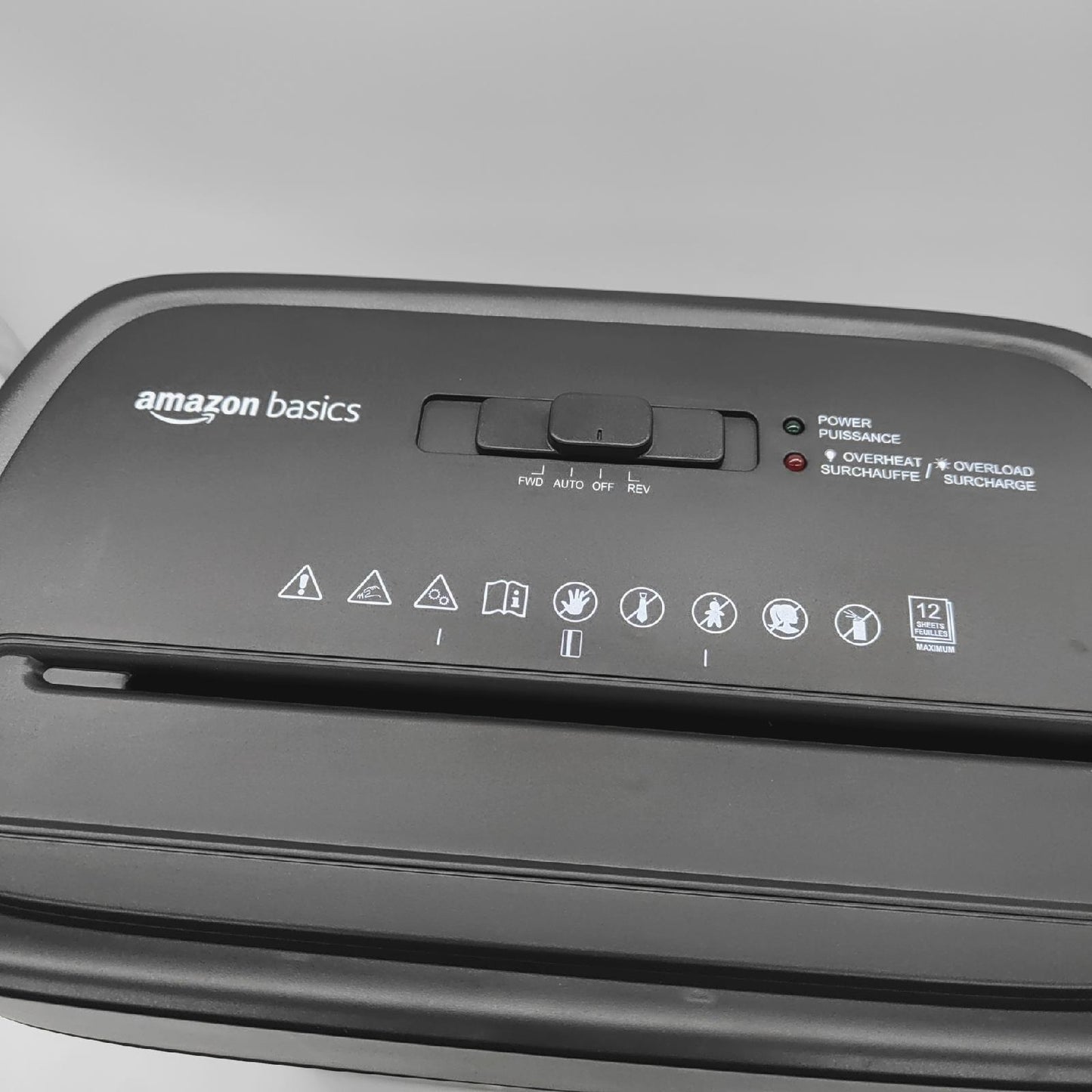 Amazon Basics Kreuzschnitt-Aktenvernichter 12 Blätter Papier Kreditkarten
