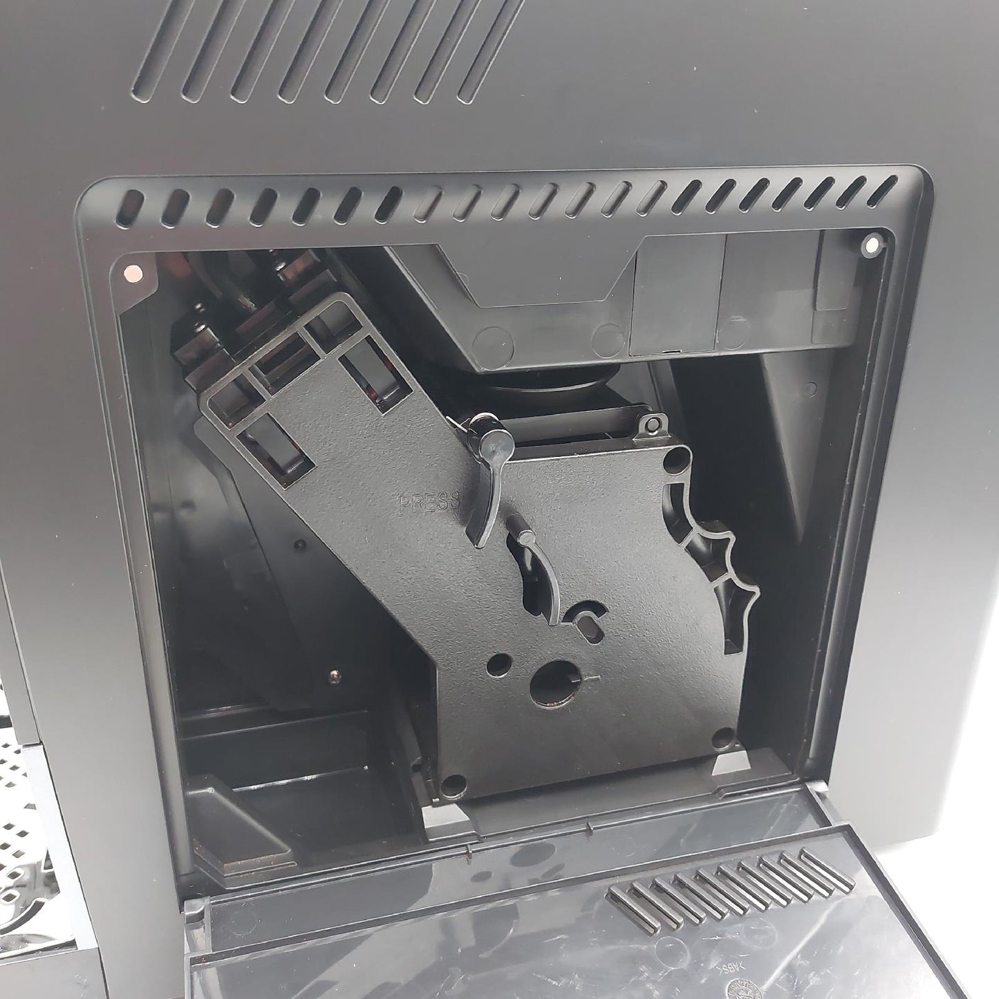 Cecotec kompakte superautomatische Kaffeemaschine Wifi Cremmaet ohne Milchbehäl