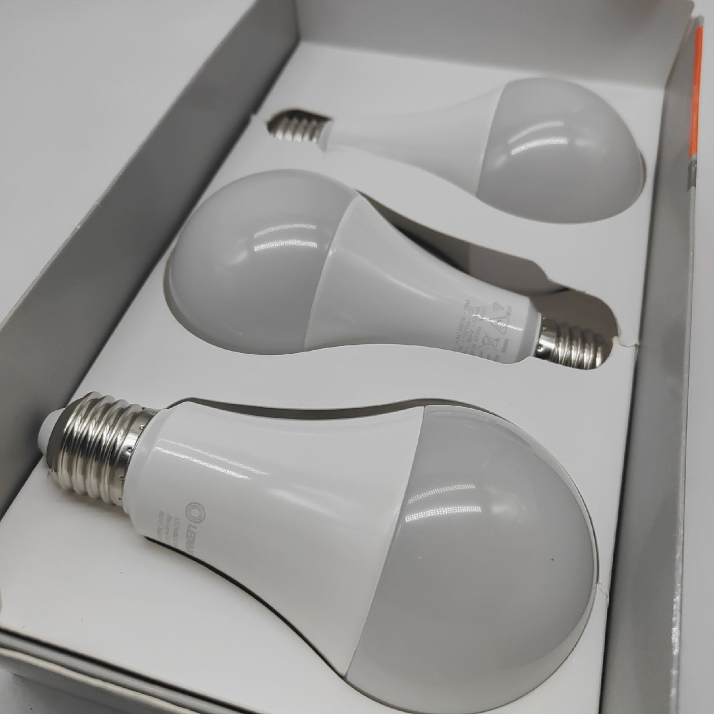 LEDVANCE Smarte LED Lampe WiFi Technologie Sockel E27 Dimmbar Warmweiß 2700 K