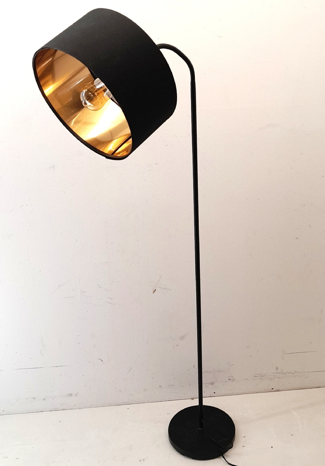 B K Licht Stehleuchte Beleuchtung schwenkbar Retro Stoffschirm schwarz goldener 30