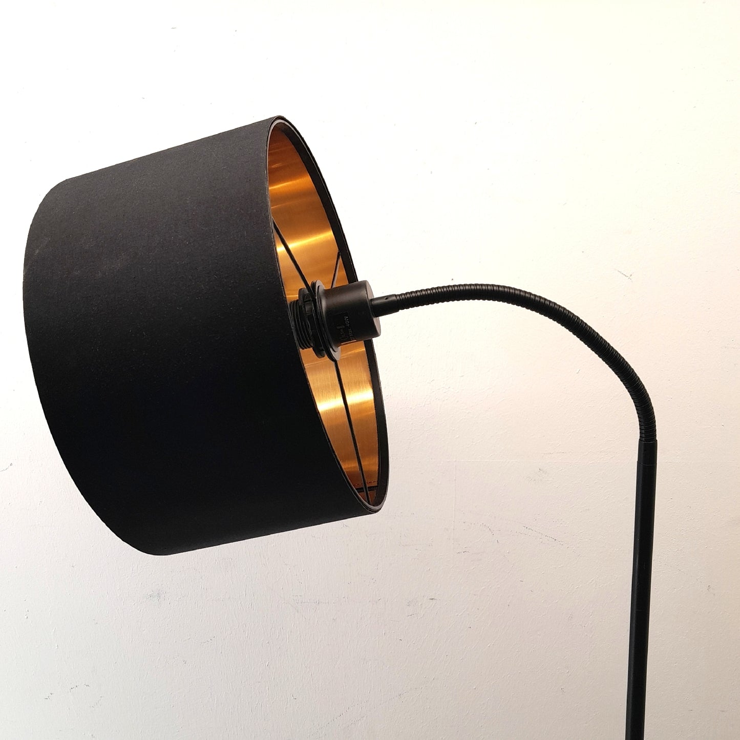 B K Licht Stehleuchte Beleuchtung schwenkbar Retro Stoffschirm schwarz goldener 30