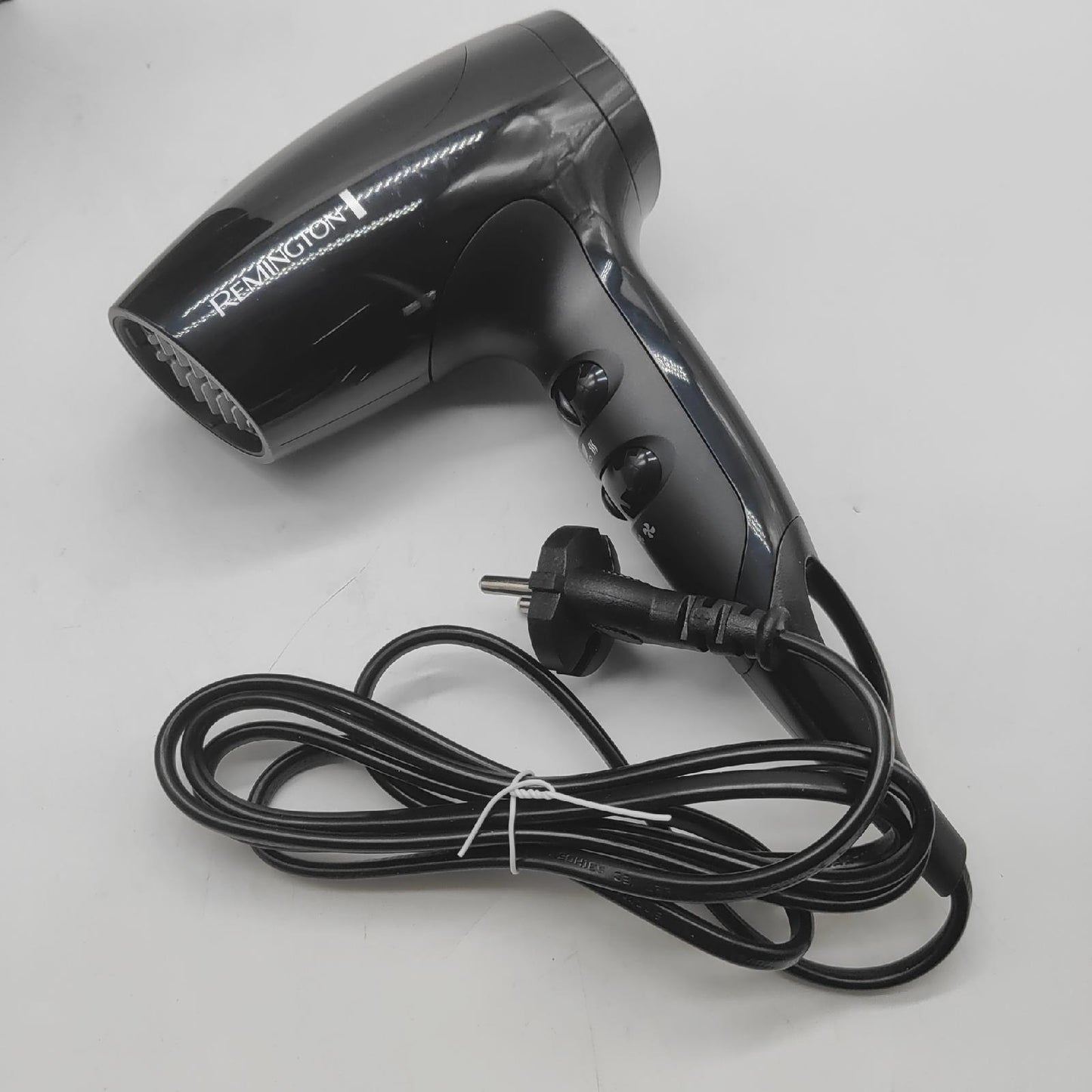 Remington Haartrockner Stylingzubehör Compact D5000 1800 Watt schwarz praktisch unterwegs