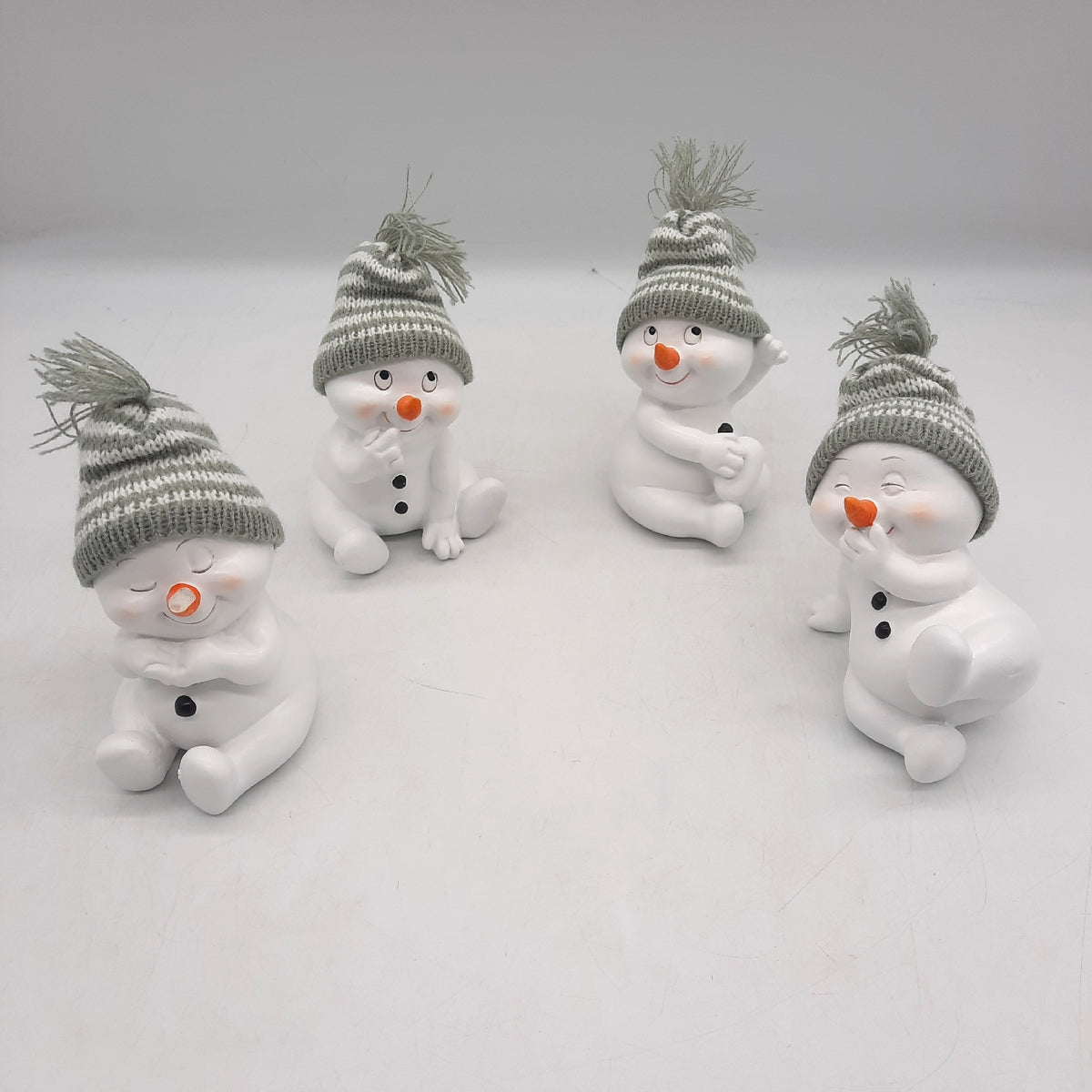 khevga Weihnachtsdeko Deko-Figuren Schneemann grau im 4er Maße - Unvollständig
