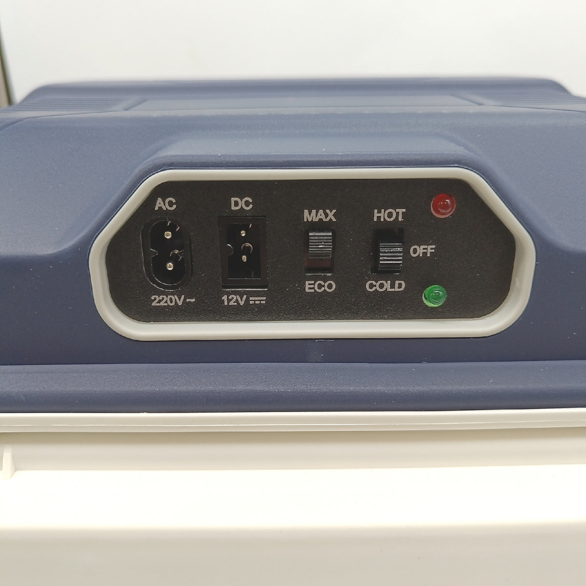 Amazon Basics Elektrische Kühlbox mit Kühl und Wärmefunktion 12 V DC 230 V AC
