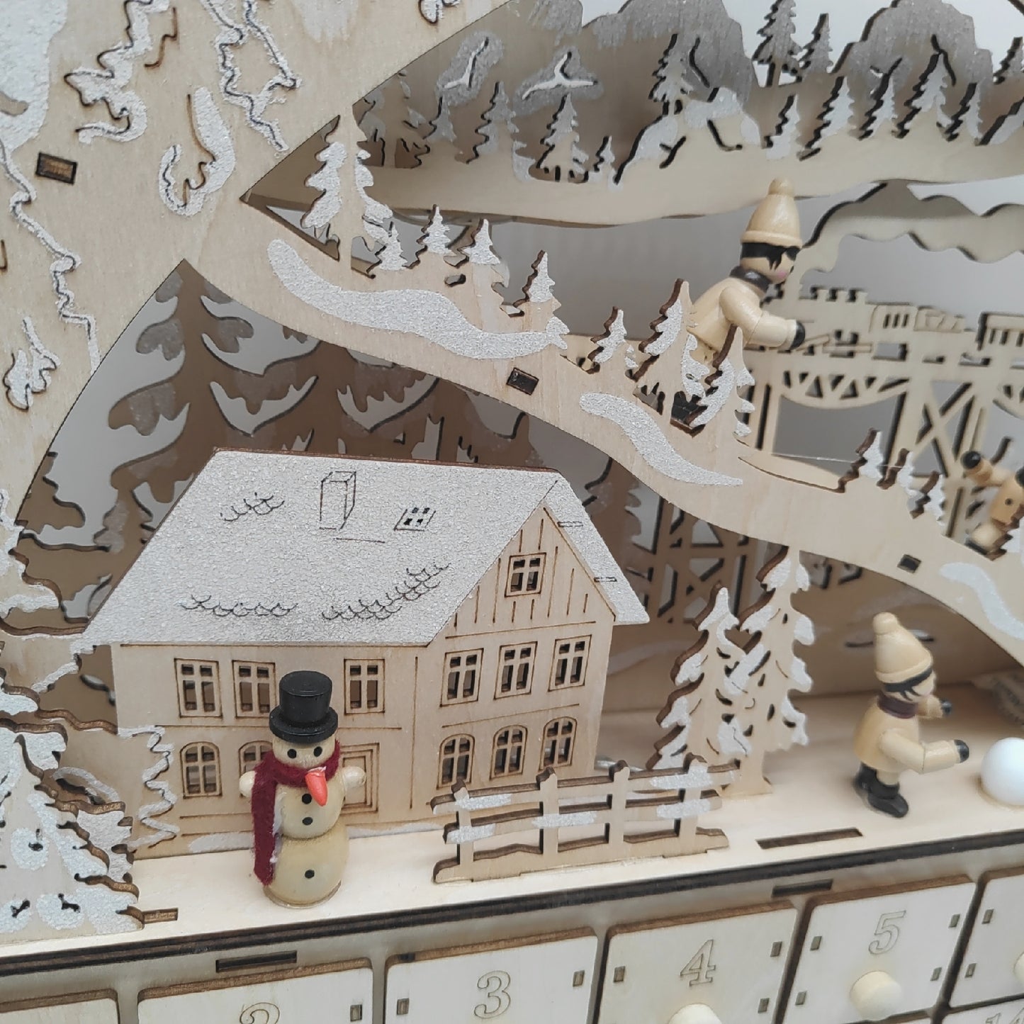 small foot Adventskalender Holz Deko Weihnachten Skivergnügen LED Beleuchtung festlich