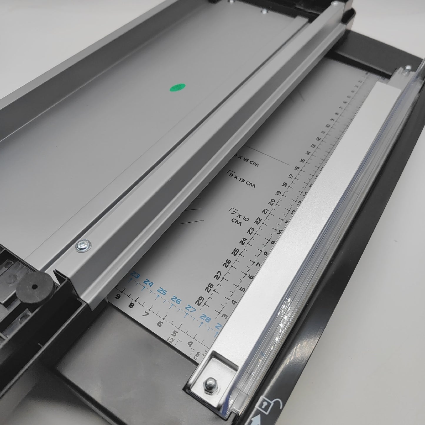 Rayher Papierschneidemaschine Bastelbedarf 2 in 1 Gerät Hebel