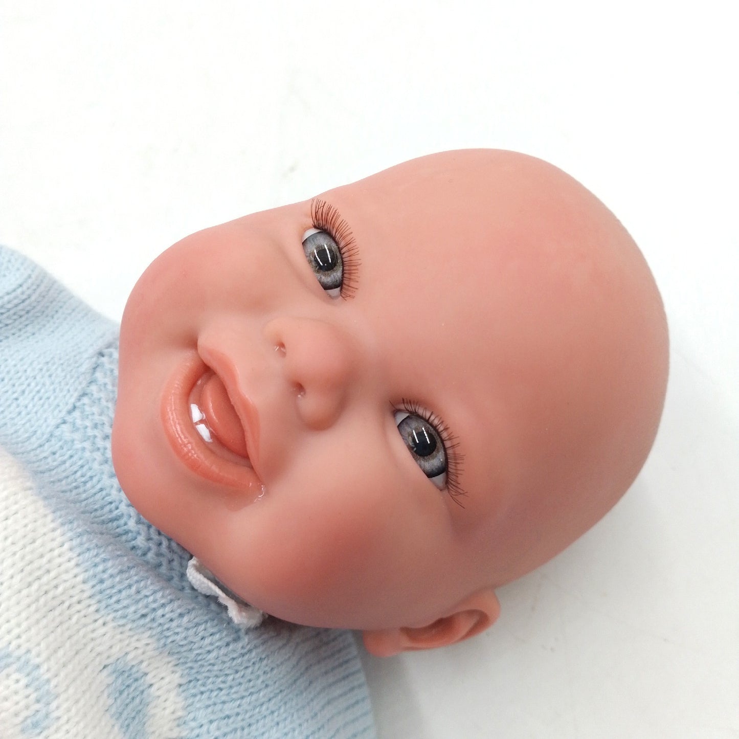 Arias Rebornpuppe Babys Puppe 40 cm blau weiß gestreifte Kleidung passende De
