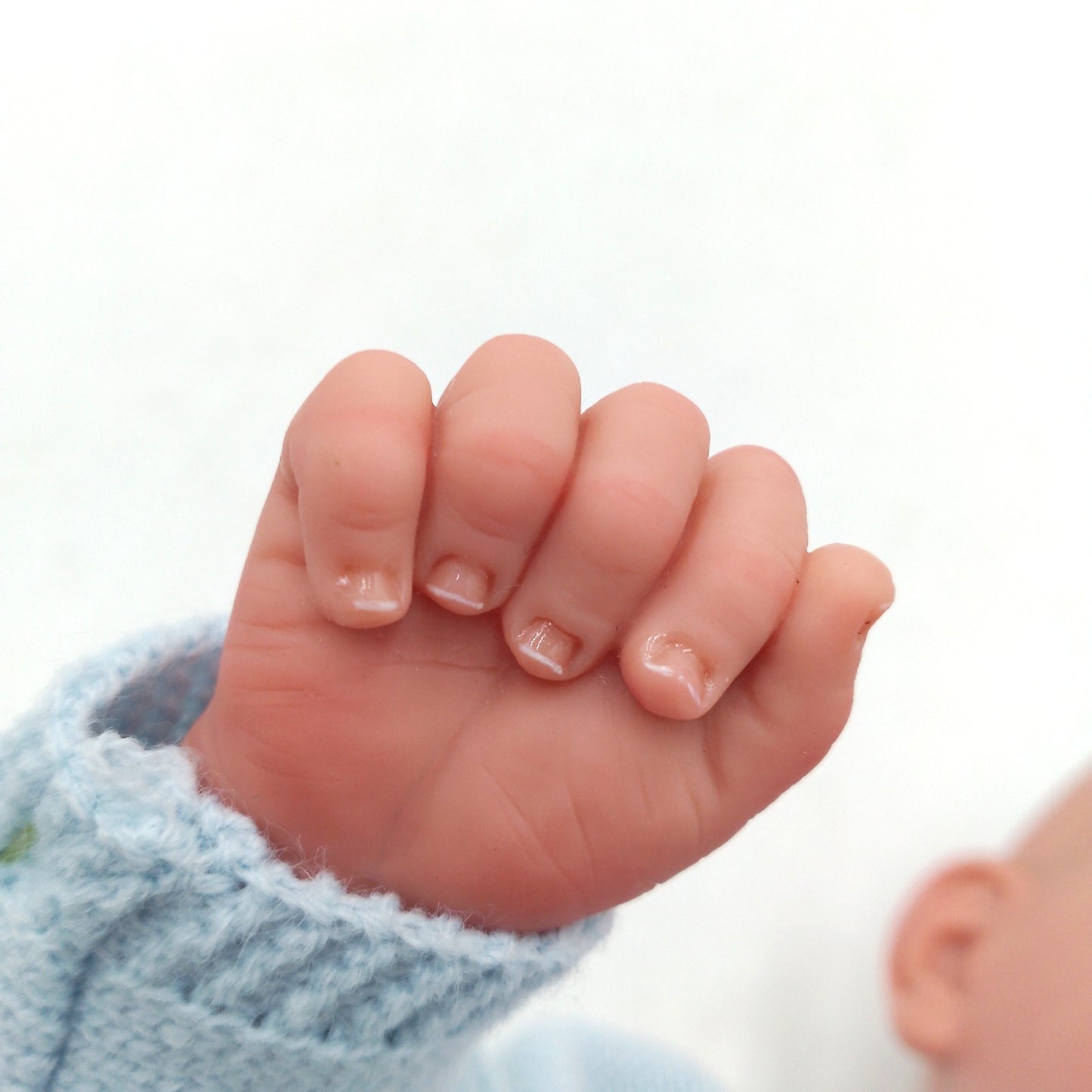Arias Rebornpuppe Babys Puppe 40 cm blau weiß gestreifte Kleidung passende De