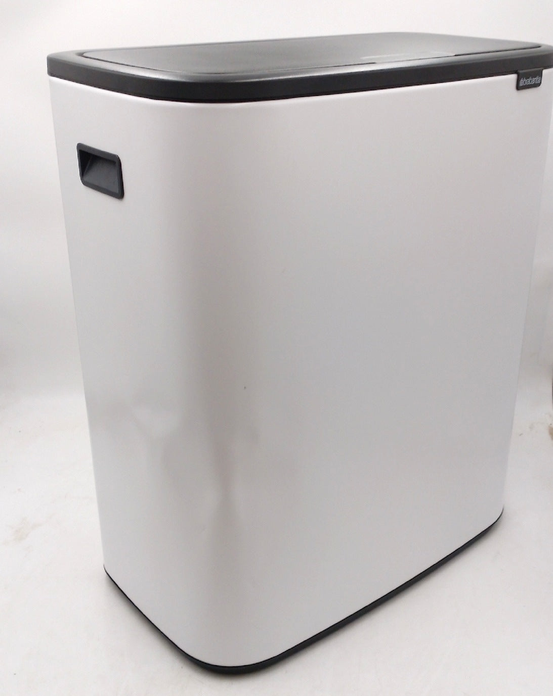 Brabantia Bo Touch Mülleimer Metall Weiß 60 Liter mit Transportschaden Beulen am Gehäuse