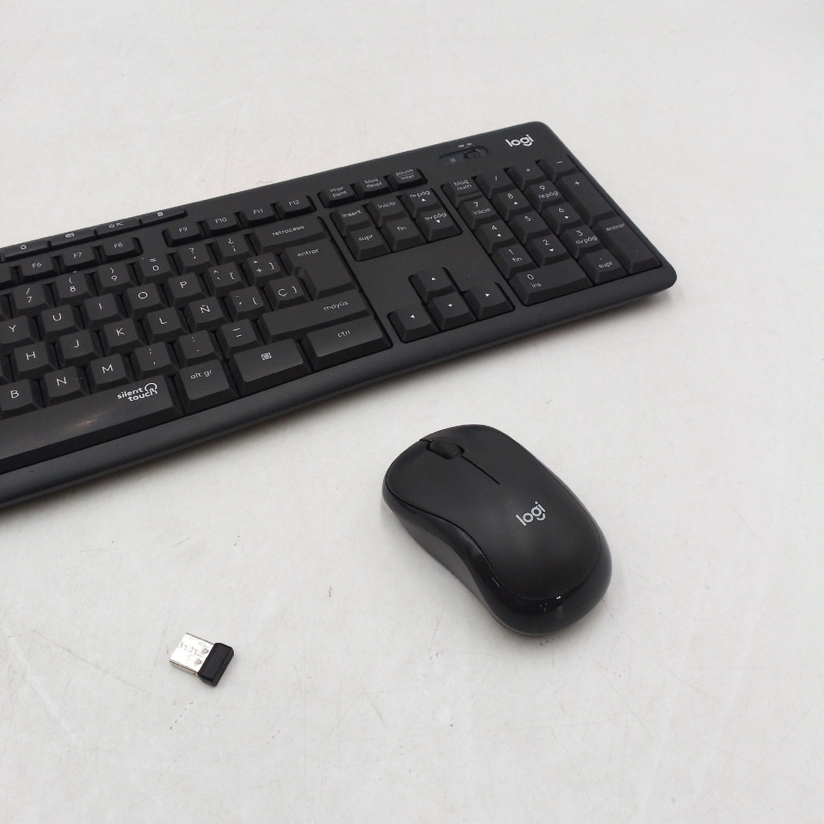 Logitech MK295 Combo Maus und Wireless Keyboard: SilentTouch-Technologie, volle numerische Tastatur, Tastenkombinationen, USB-Nano-Empfänger, 90% weniger Lärm, QWERTY-Layout Englisch - Schwarz(27,99€)