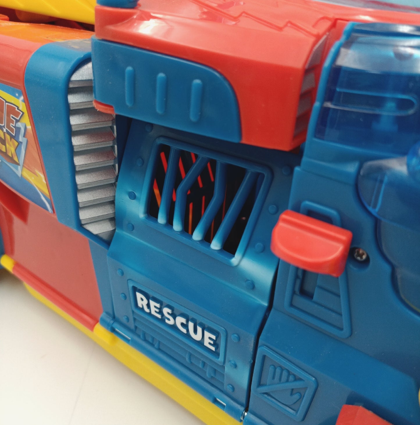 SuperThings Spielzeug Fahrzeug Feuerwehr Truck mit ausziehbarer Leiter Rettungsspaß Kinder