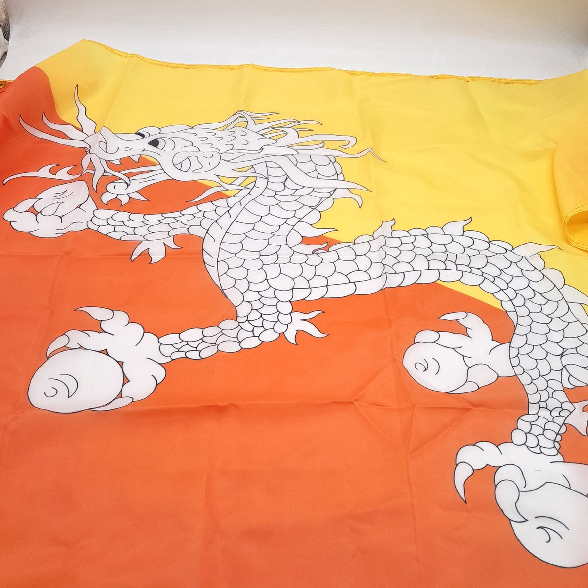 AZ Flag Flagge Bhutan 150x90 cm Polyester leicht 4 Ösen Königreich Bhutan
