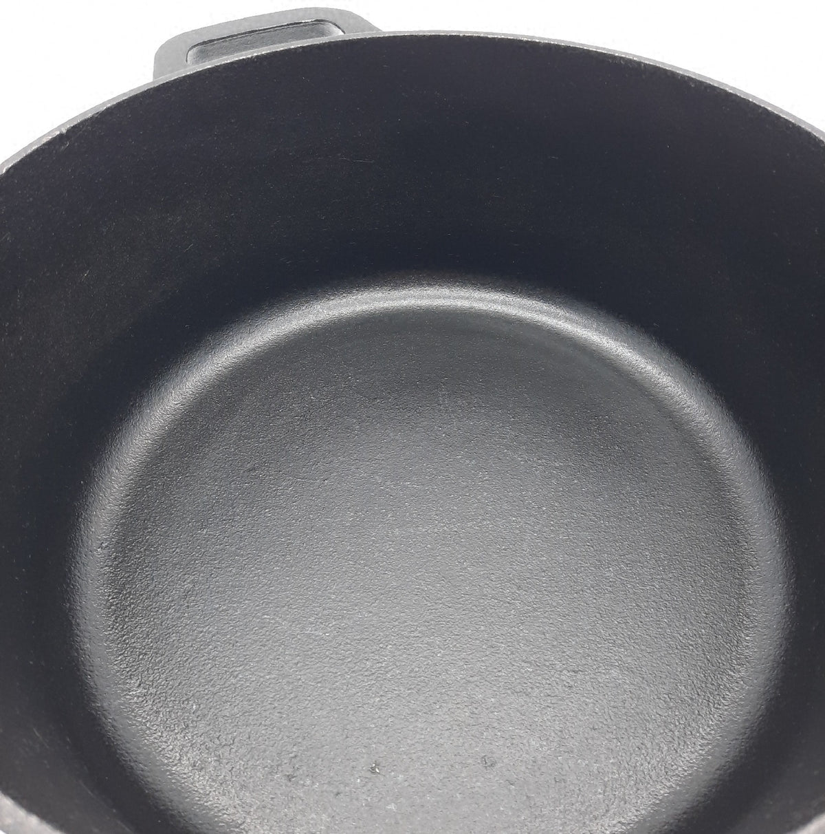 AmazonBasics - Schmortopf aus bereits eingebranntem Gusseisen, zwei Griffe, 6,62