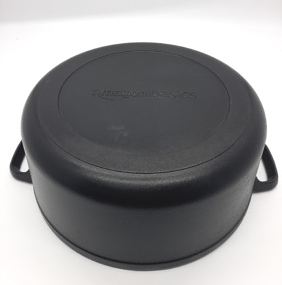 AmazonBasics - Schmortopf aus bereits eingebranntem Gusseisen, zwei Griffe, 6,62