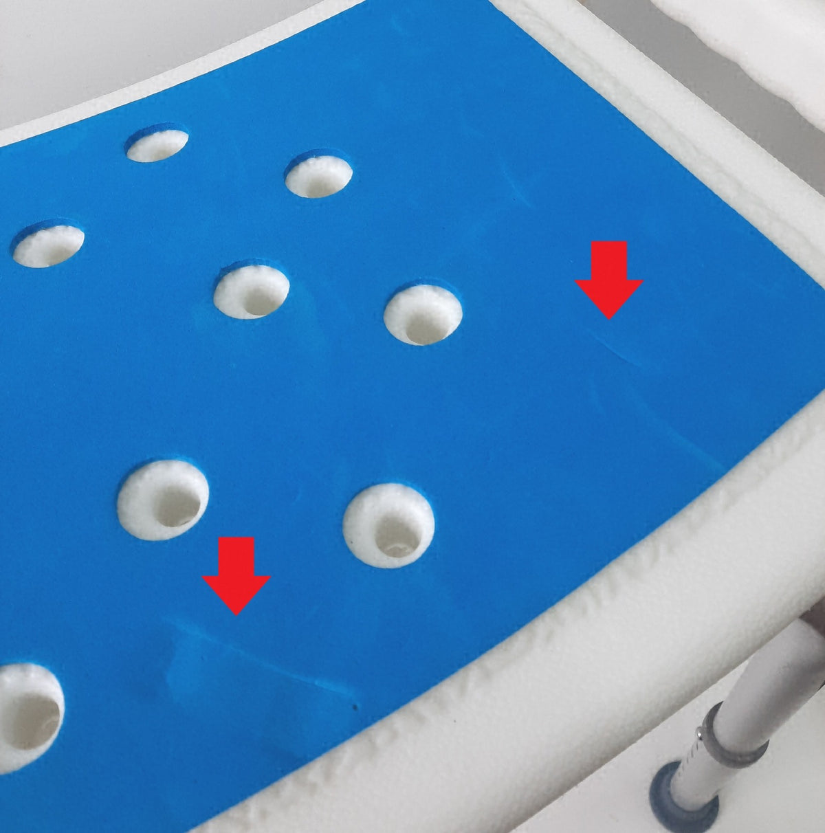 Duschhocker Höhenverstellung Leichter Badehocker gebogener Sitz mit Gebrauchsspuren Risse Wasserflecken