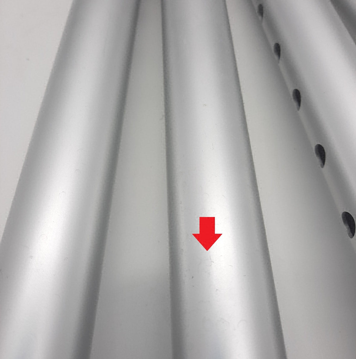 Duschhocker Höhenverstellung Leichter Badehocker gebogener Sitz mit Gebrauchsspuren Risse Wasserflecken