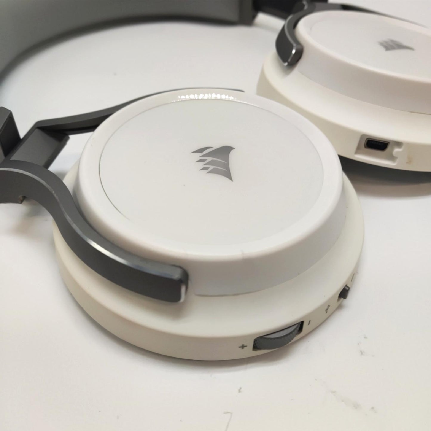 Corsair Virtuoso RGB Wireless stark gebraucht Ohne Ohrpolster Verfärbt