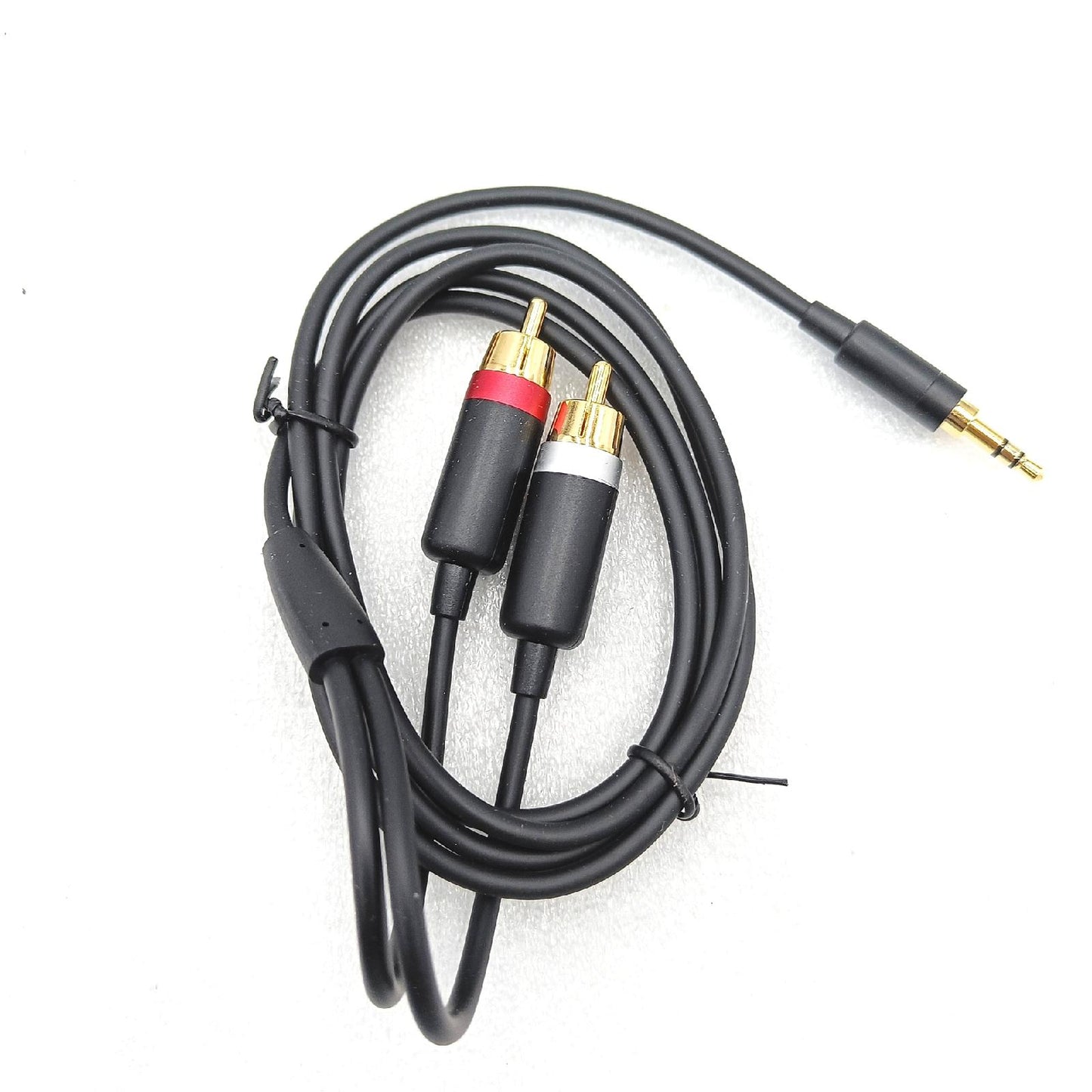 Amazon Basics Audiokabel Kabel Zubehör 3.5 Aux auf 2 RCA Adapter schwarz vergold