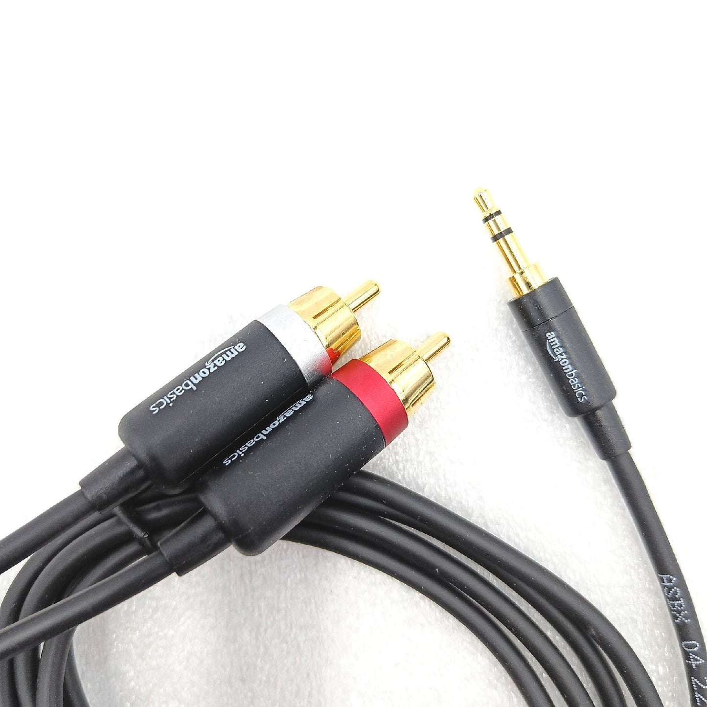 Amazon Basics Audiokabel Kabel Zubehör 3.5 Aux auf 2 RCA Adapter schwarz vergold