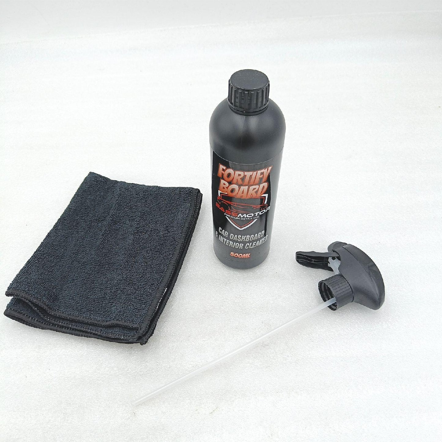 BassMotor Innenraumreiniger für Armaturenbrett & Kunststoffe im Auto, Spezial Anti-Staub, Natürliches Finish, Reinigt ohne Glanz, Frischer Duft für Innenraum - Fortify Board 500ml + Mikrofasertuch.
